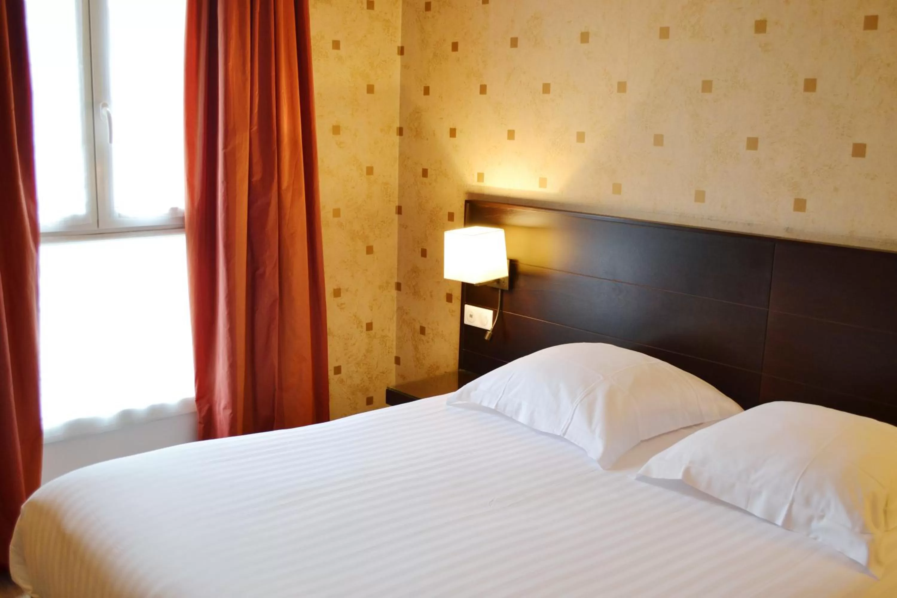 Bed in Hôtel de l'Exposition - Tour Eiffel