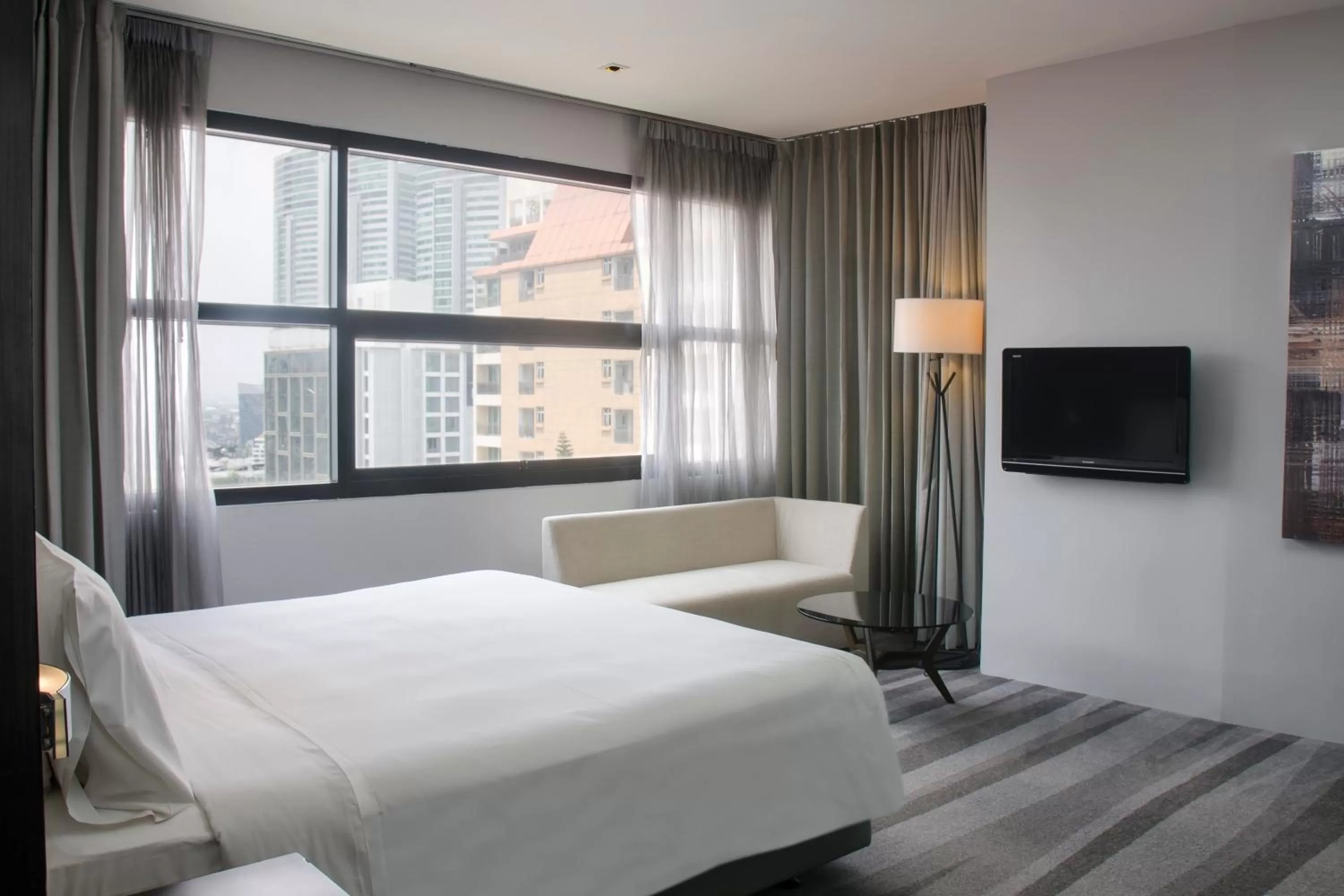 Communal lounge/ TV room, Bed in Holiday Inn Bangkok Sukhumvit by IHG