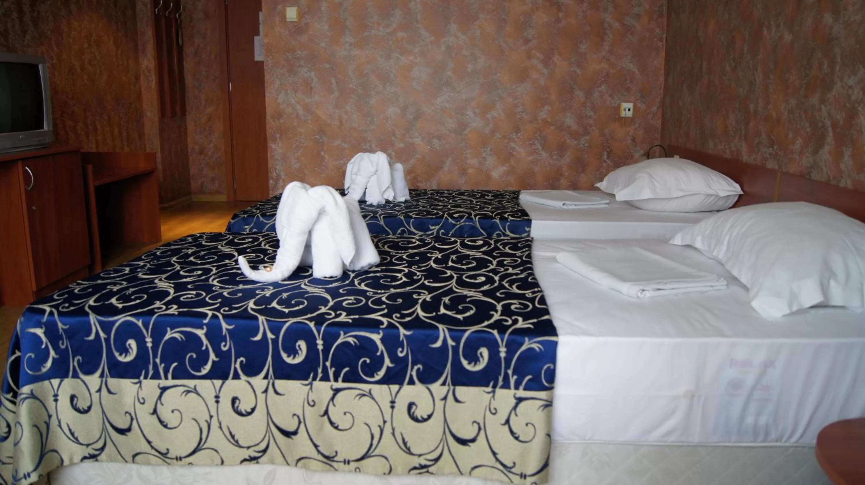 Bed in Hotel Akord - Free Parking & Metro Access