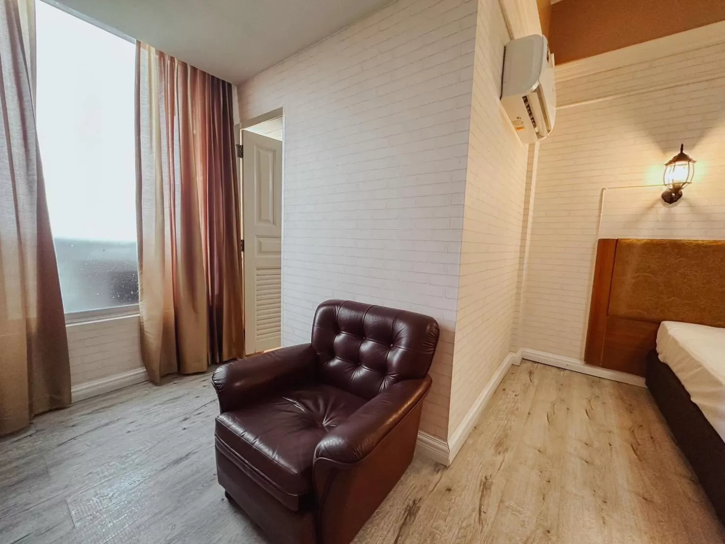 Living room, Bed in Hotel De Khuvieng