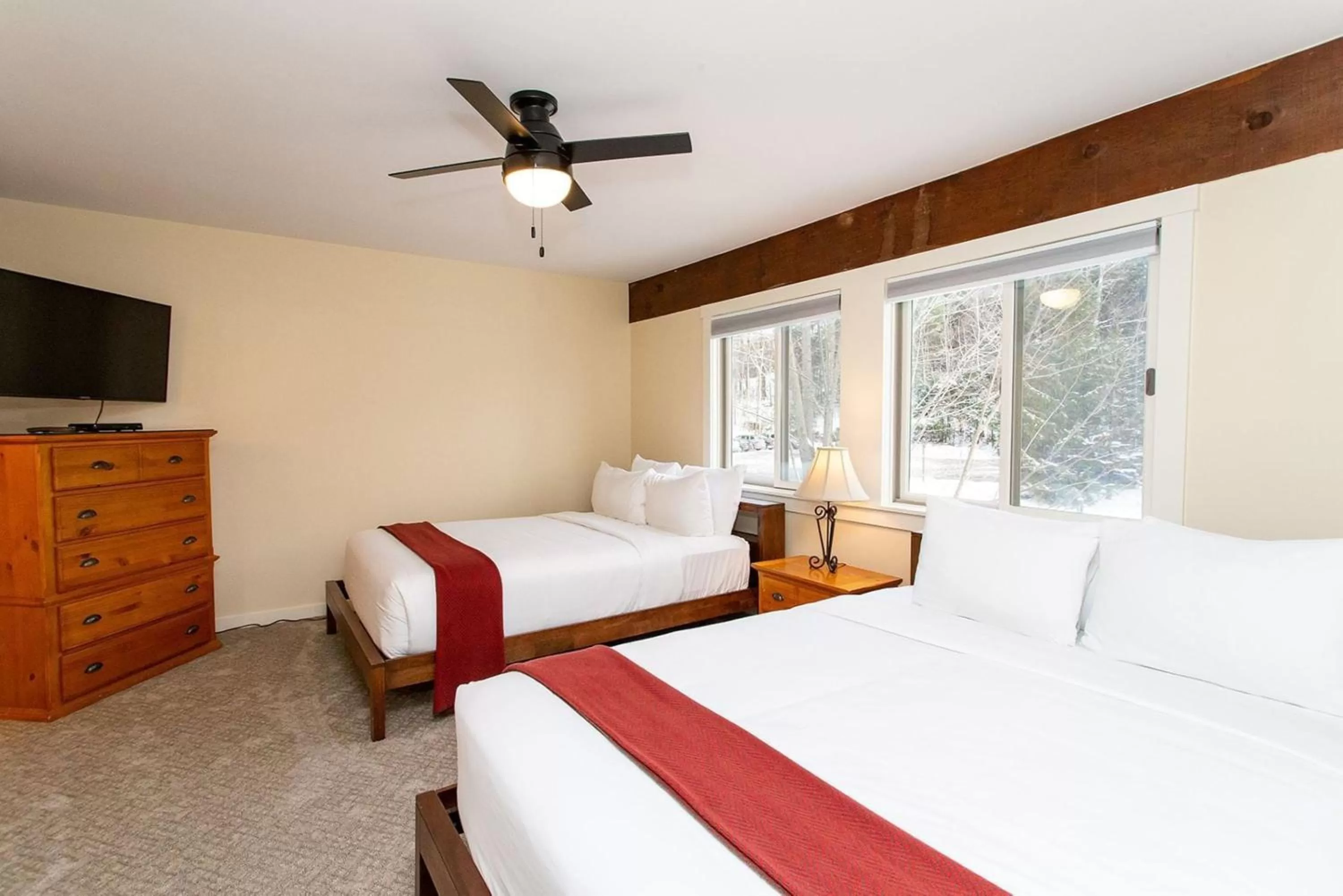 Bed in Topnotch Resort