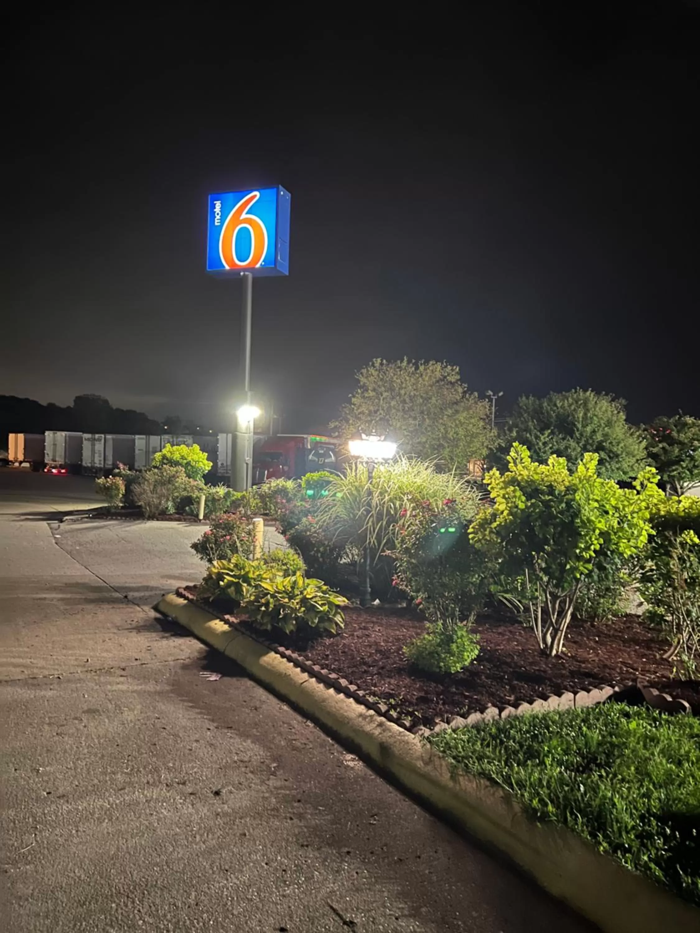 Garden view in Motel 6 - Franklin, OH