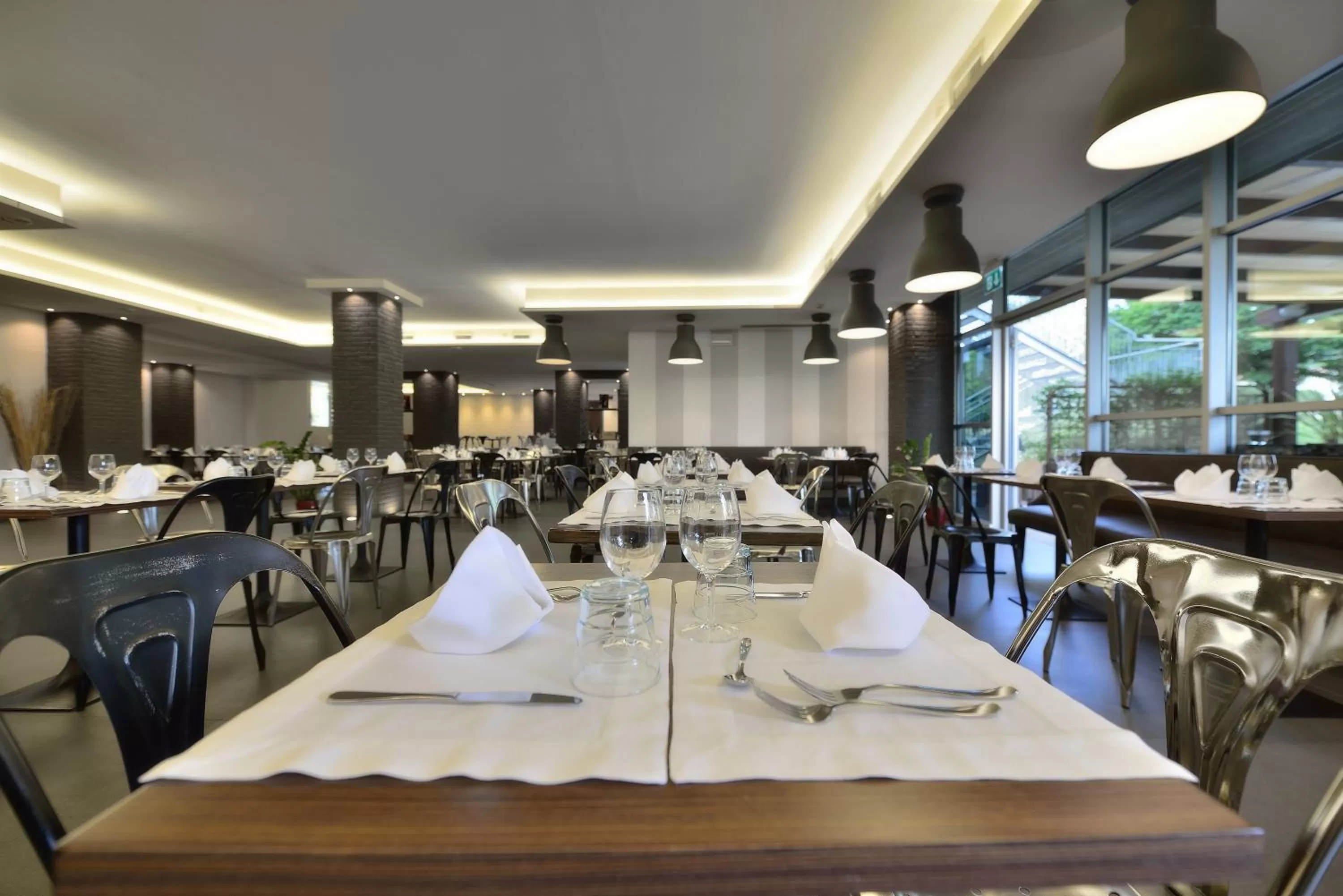 Restaurant/places to eat in La Meridiana Bleisure Hotel