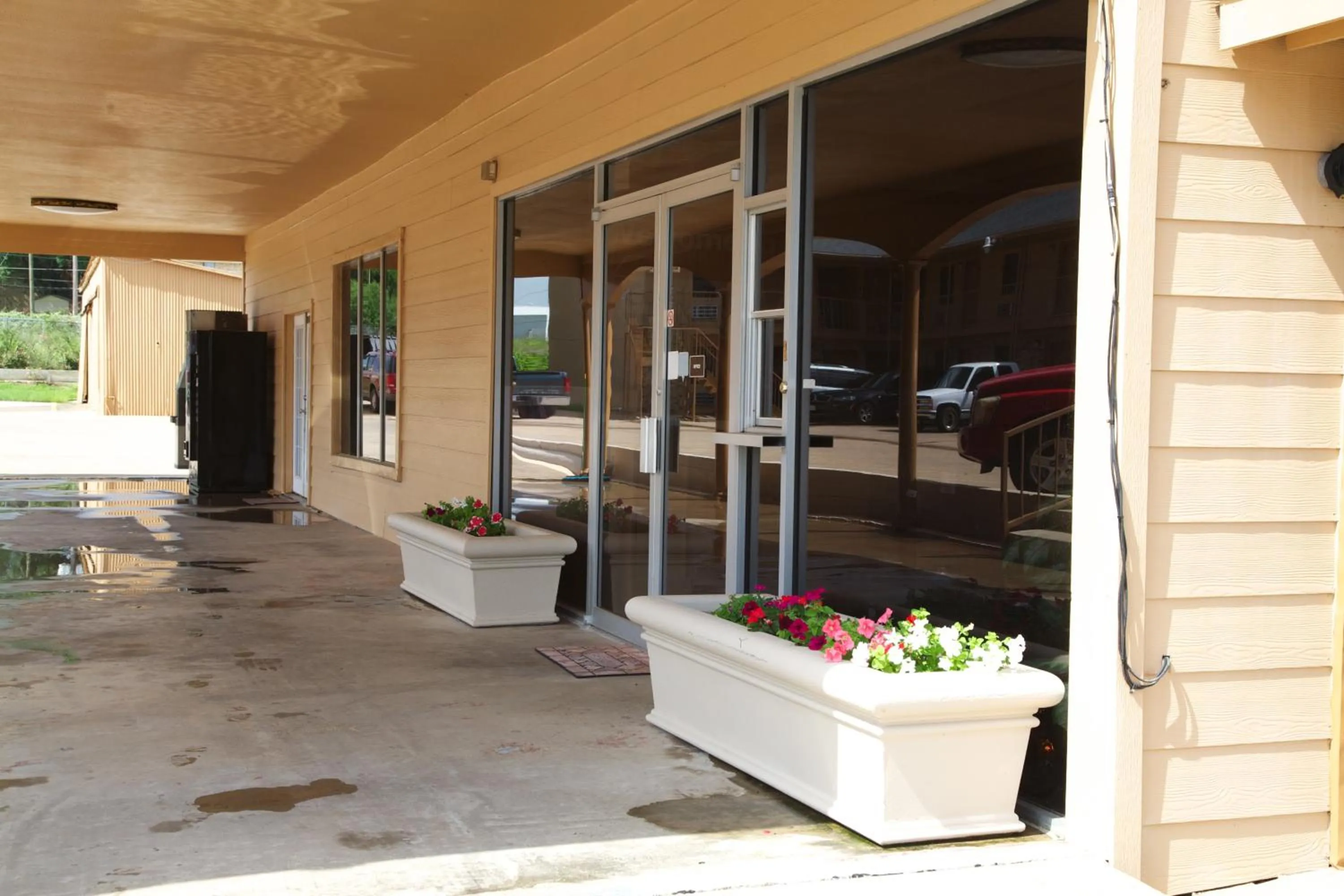 Facade/entrance in Coach Light Inn