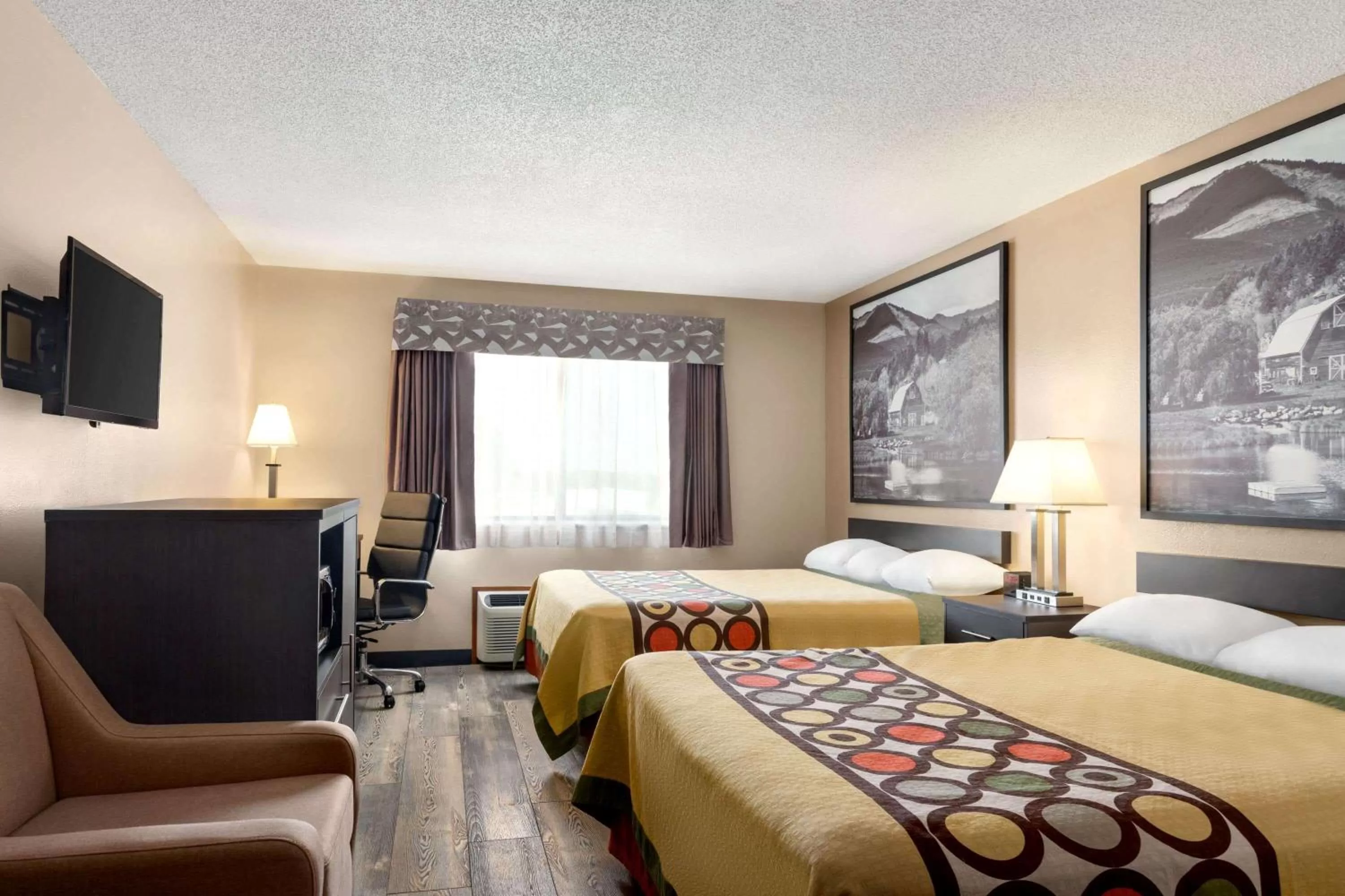 Photo of the whole room, Bed in Super 8 by Wyndham Chillicothe