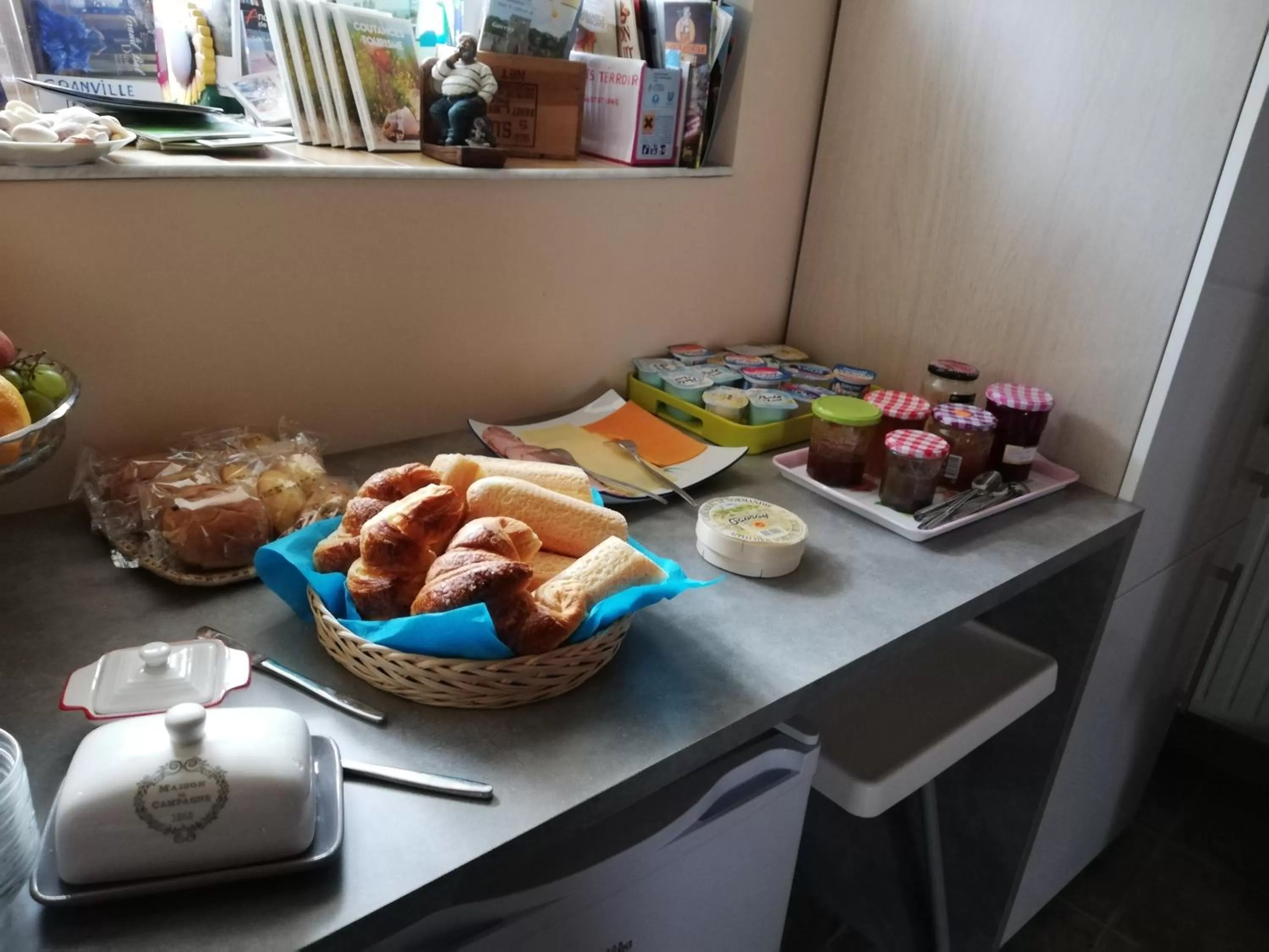 Buffet breakfast in La Parisière