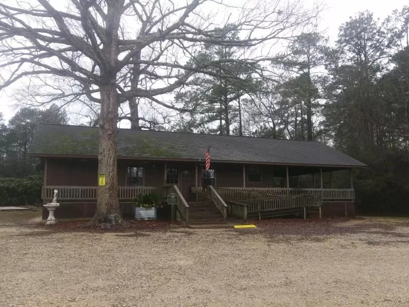 Property Building in Whispering Creek Lodging & RV Resort