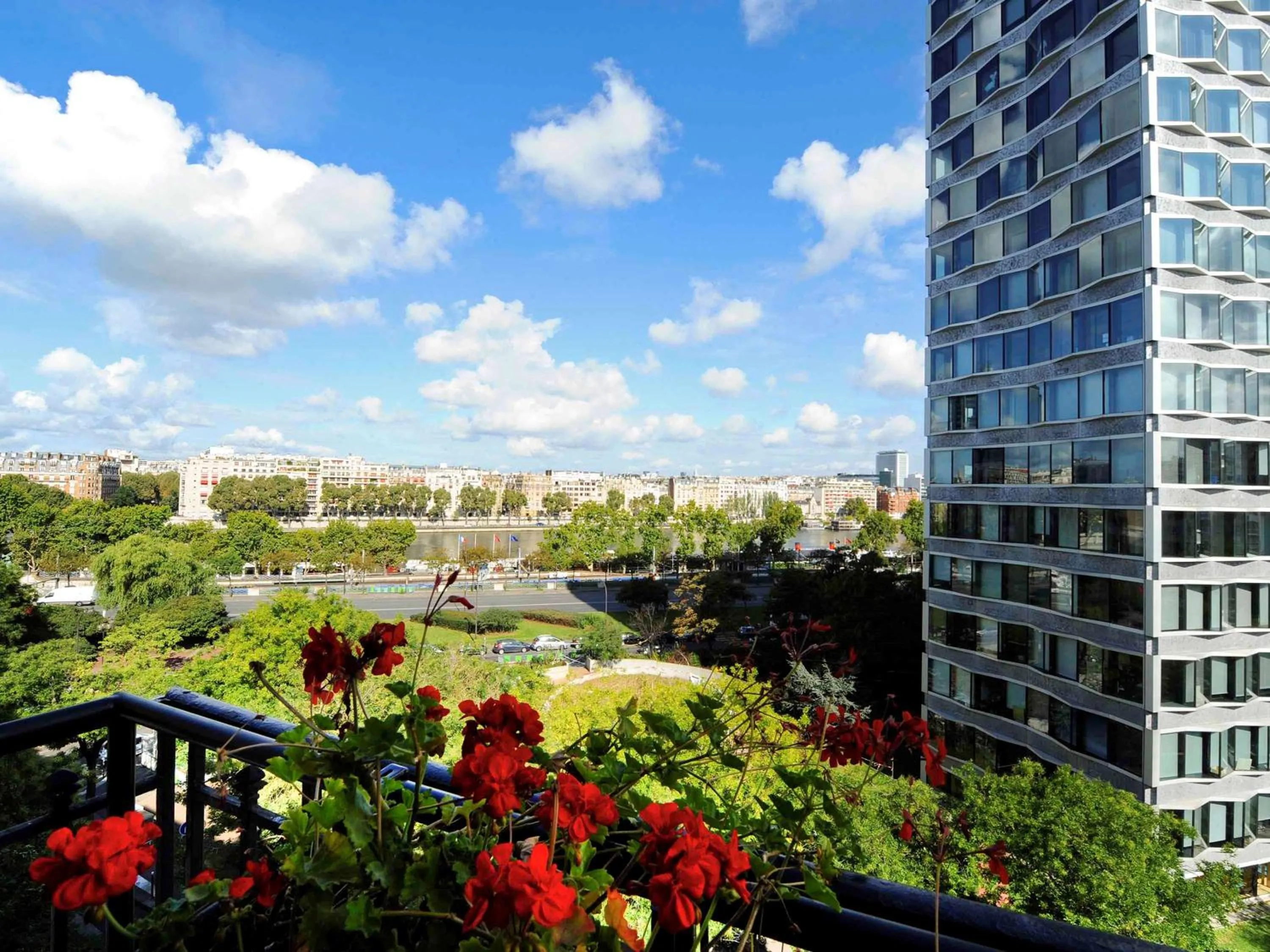 Spring in Mercure Paris Tour Eiffel Pont Mirabeau