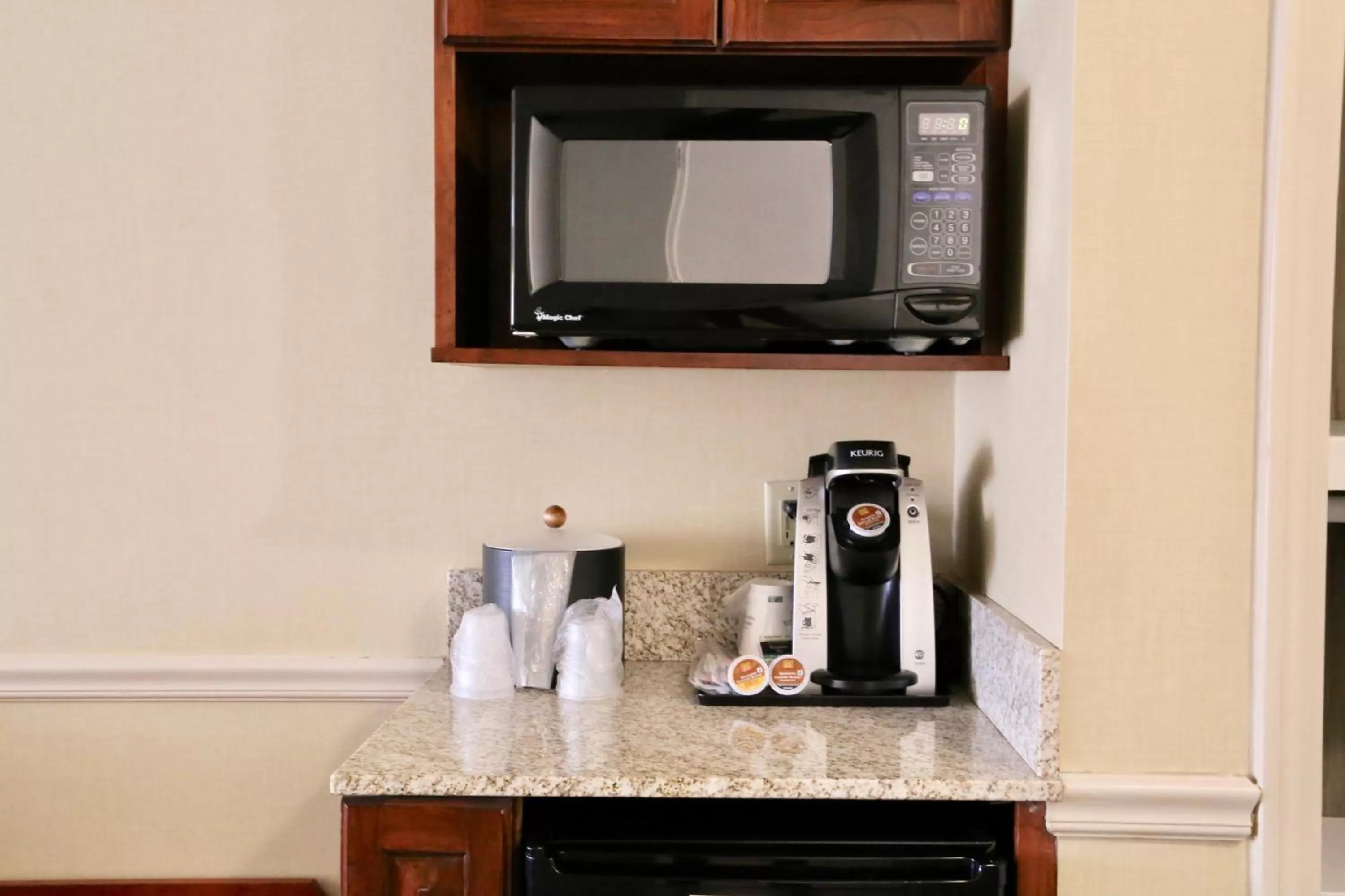 Coffee/tea facilities in Best Western Springfield Hotel
