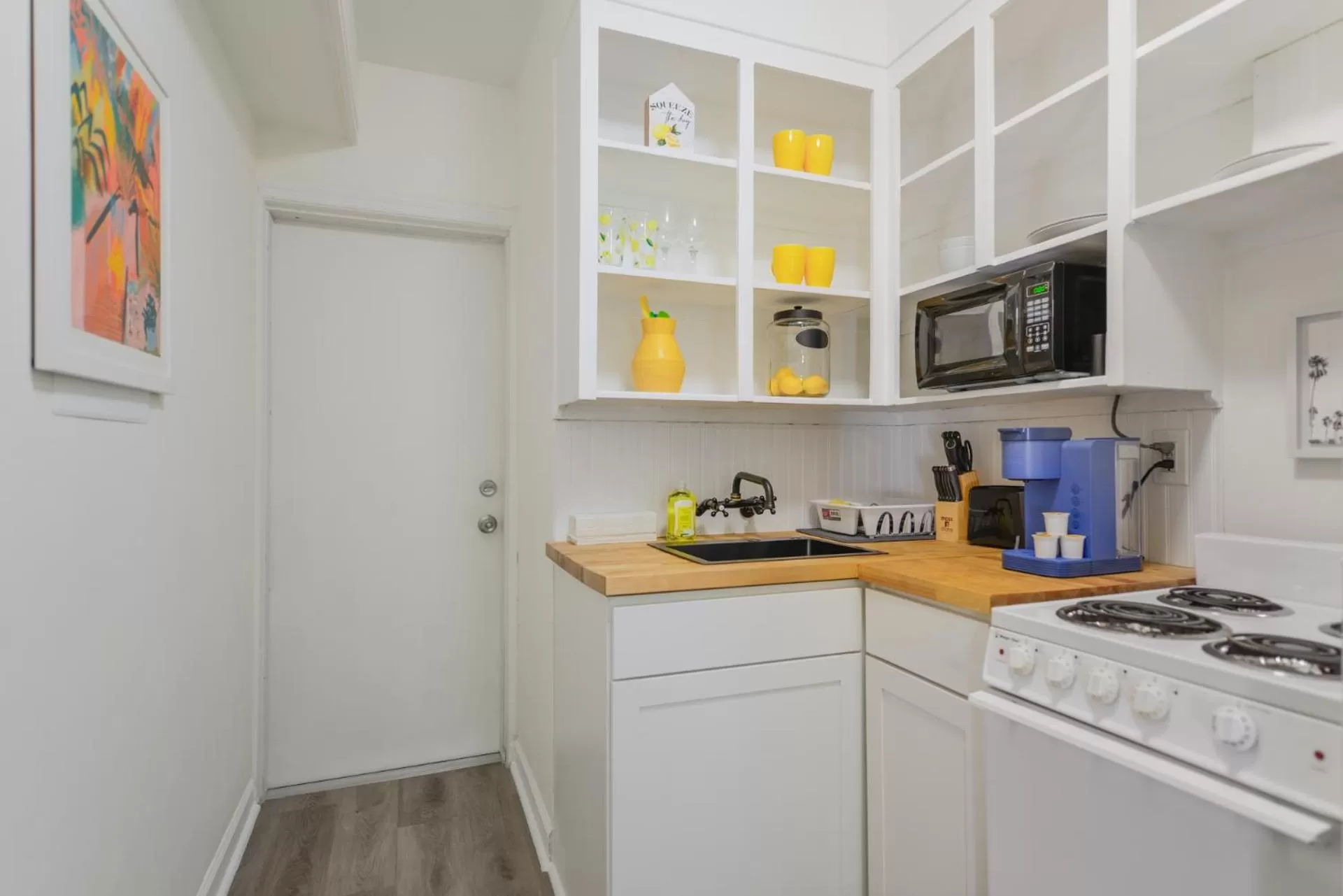 Kitchen or kitchenette in Alani Bay Villas