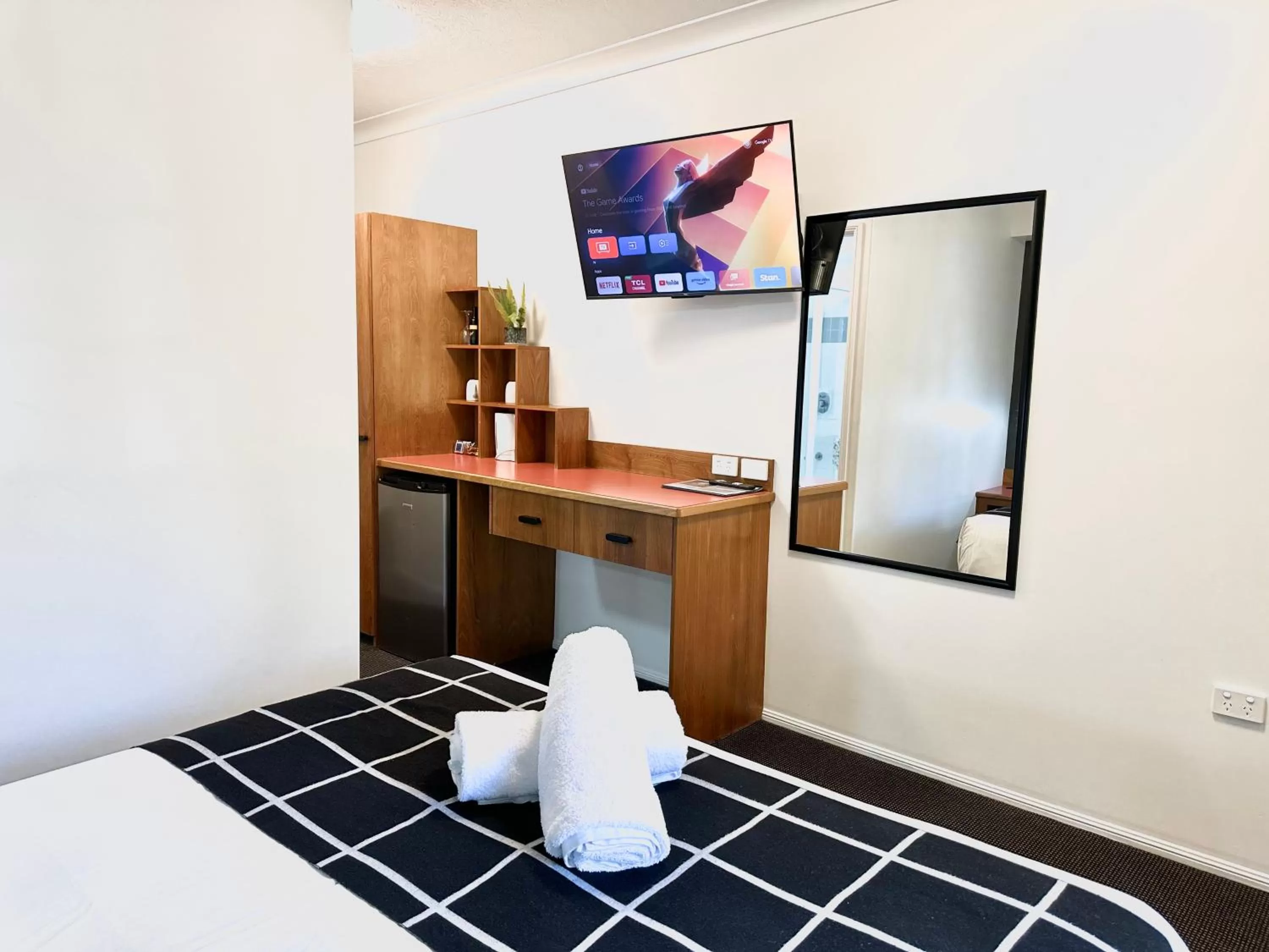 TV and multimedia, Bed in Mackay Resort Motel