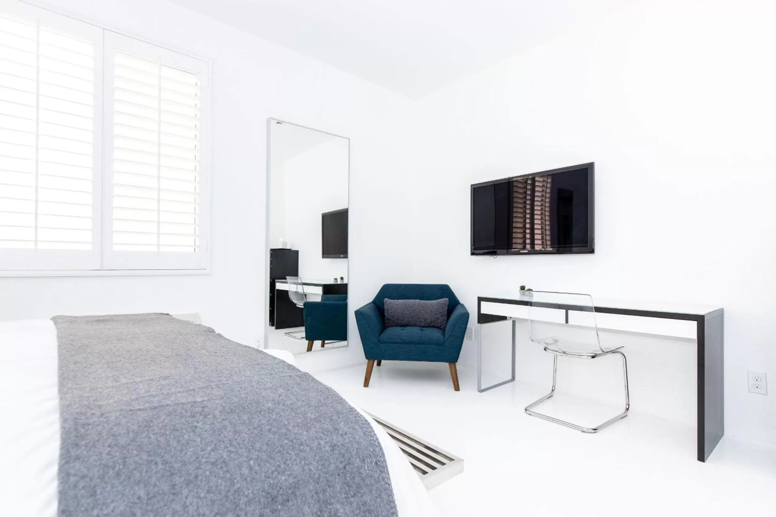 Bed in Alcazar Palm Springs