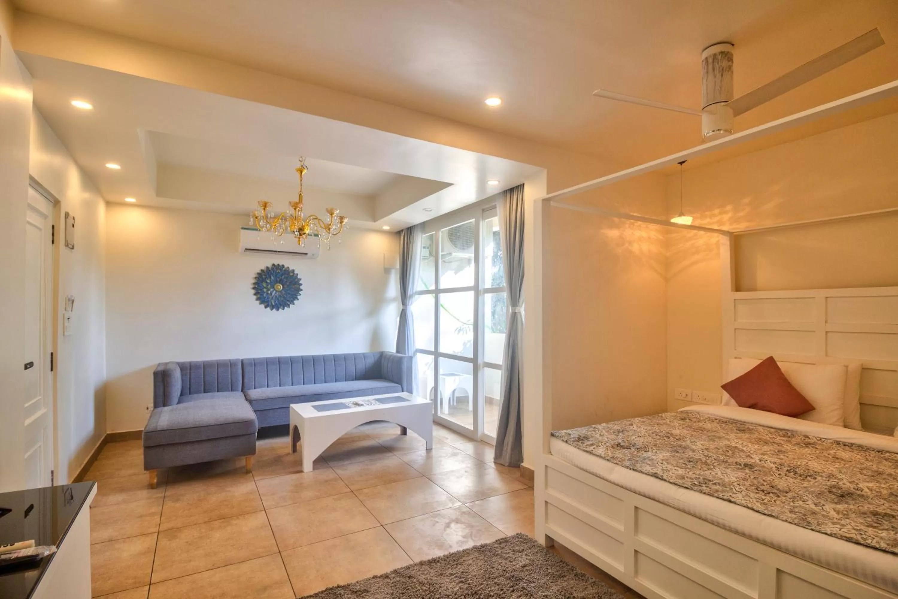 Photo of the whole room in Pajaros Blu