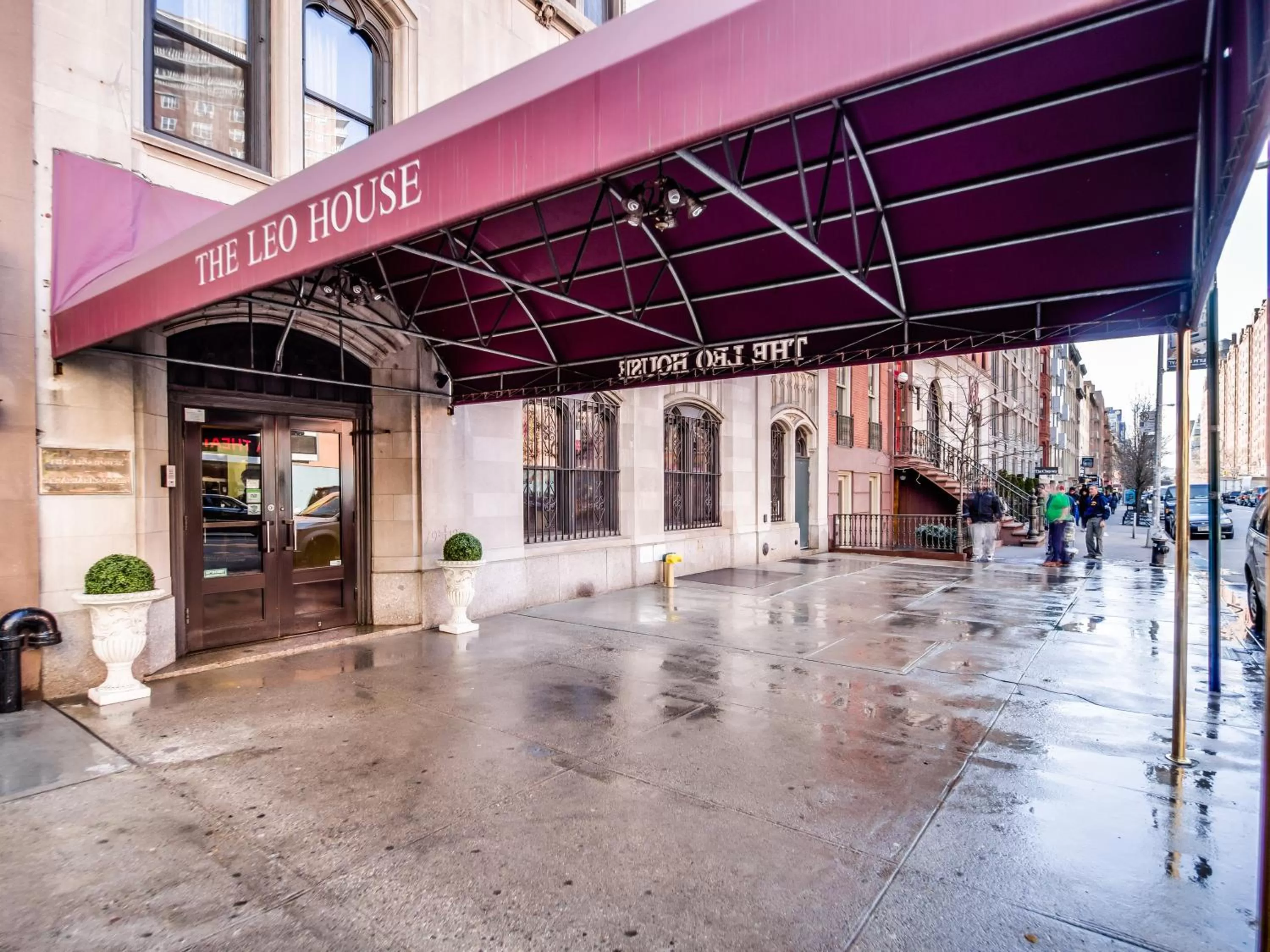 Facade/entrance in Leo House