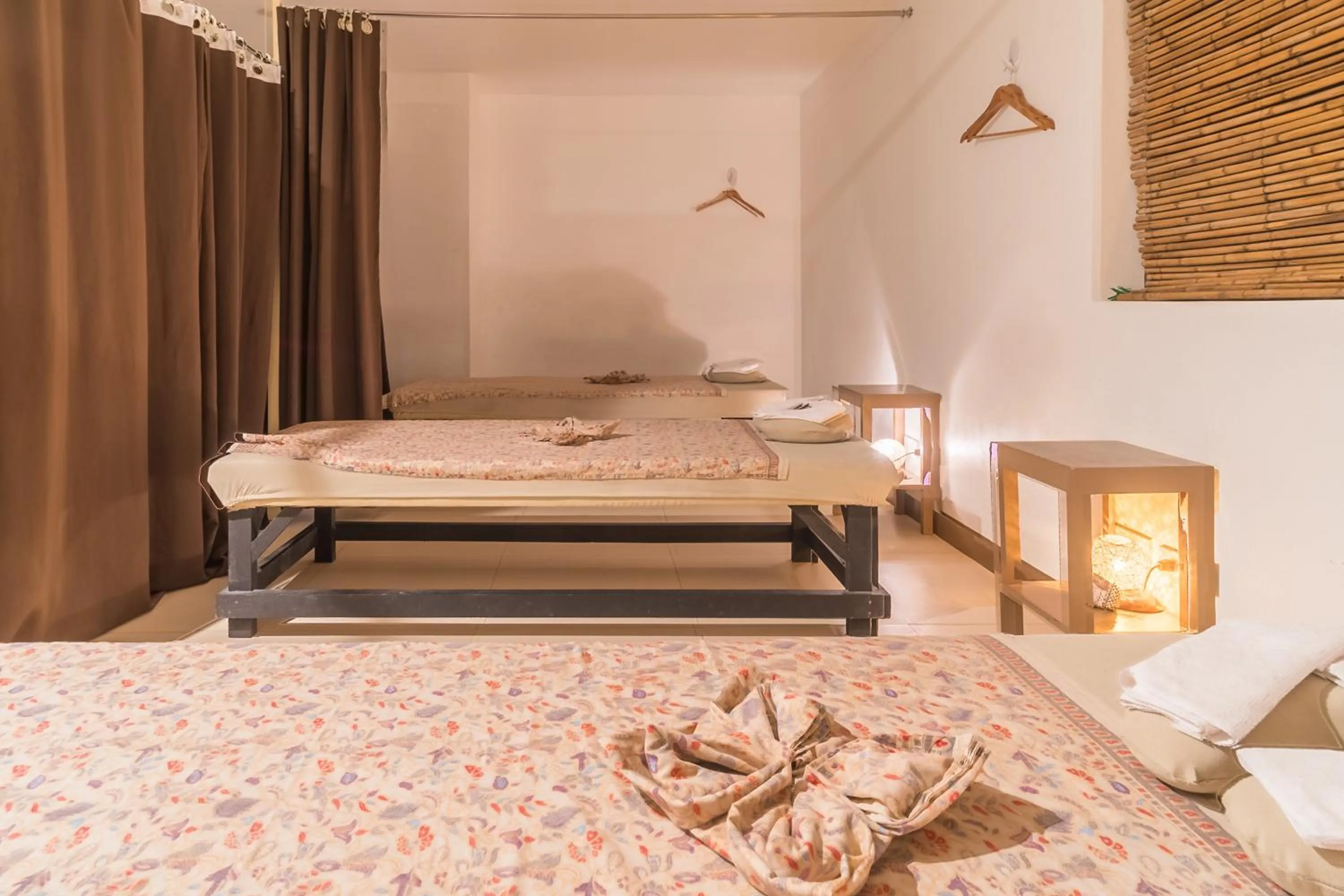 Massage, Bed in Heroes Hotel