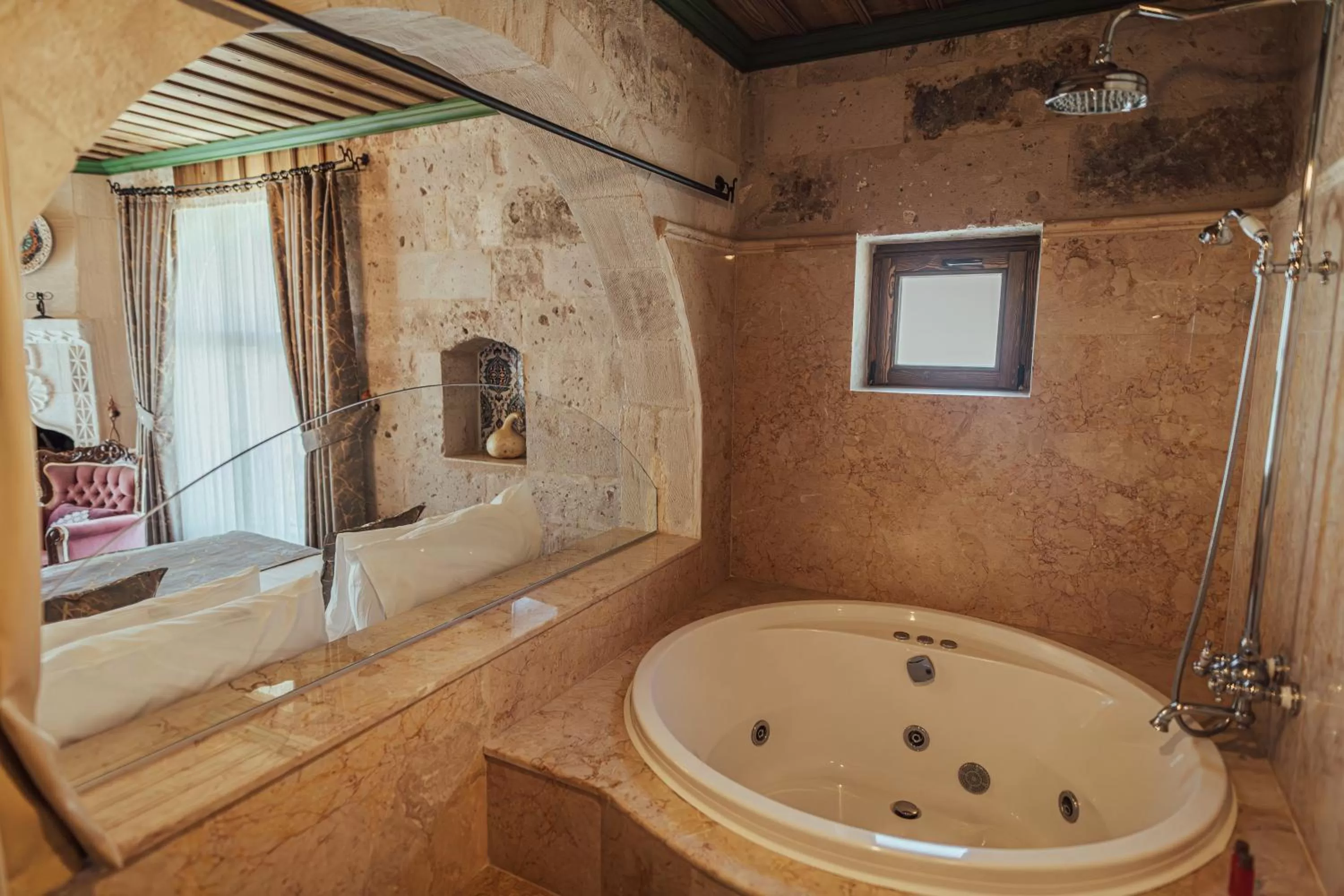 Shower in Şah Saray Cave Suites Halal Hotel