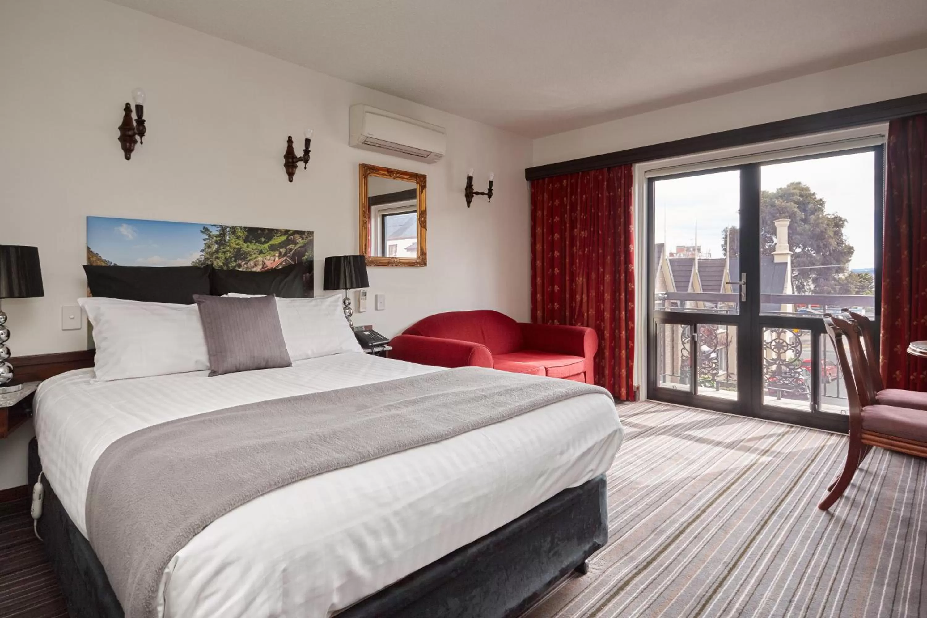 Bed in Quality Hotel Colonial Launceston