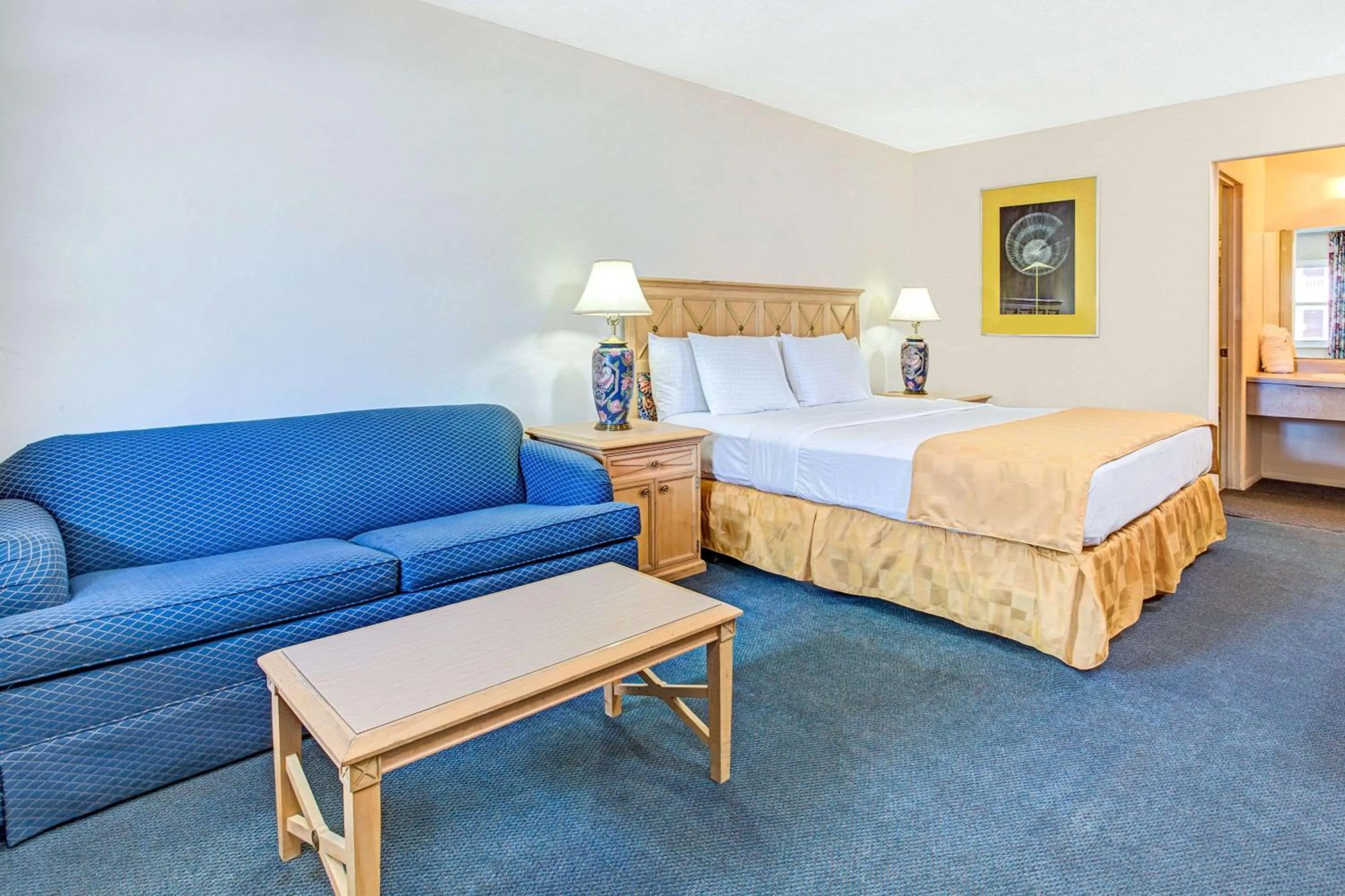 Photo of the whole room, Bed in Knights Inn Kissimmee