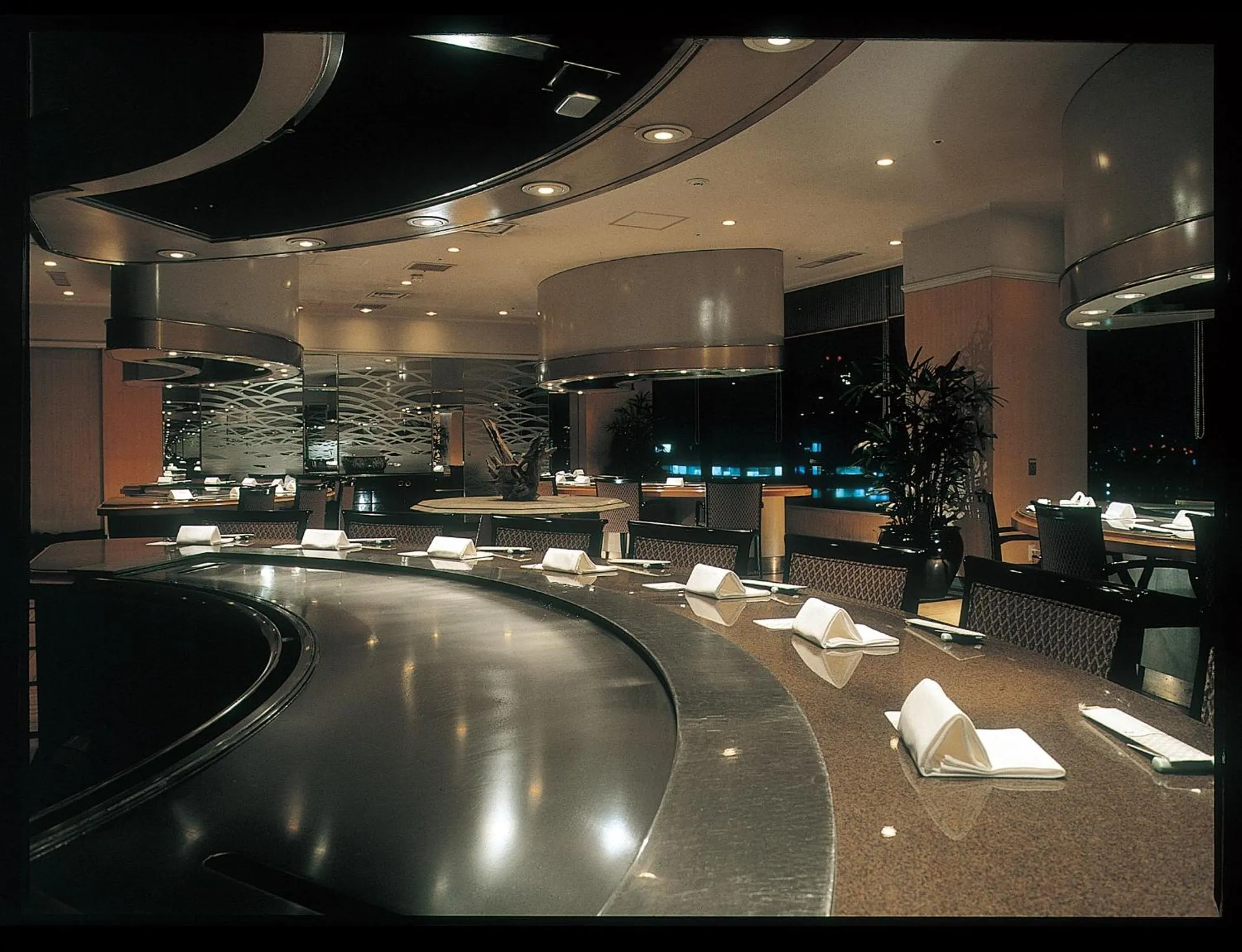 Restaurant/places to eat in Royal Park Hotel