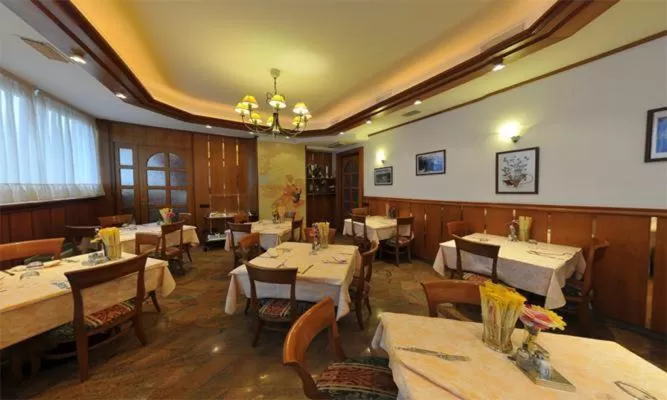 Restaurant/places to eat in Hotel Vela