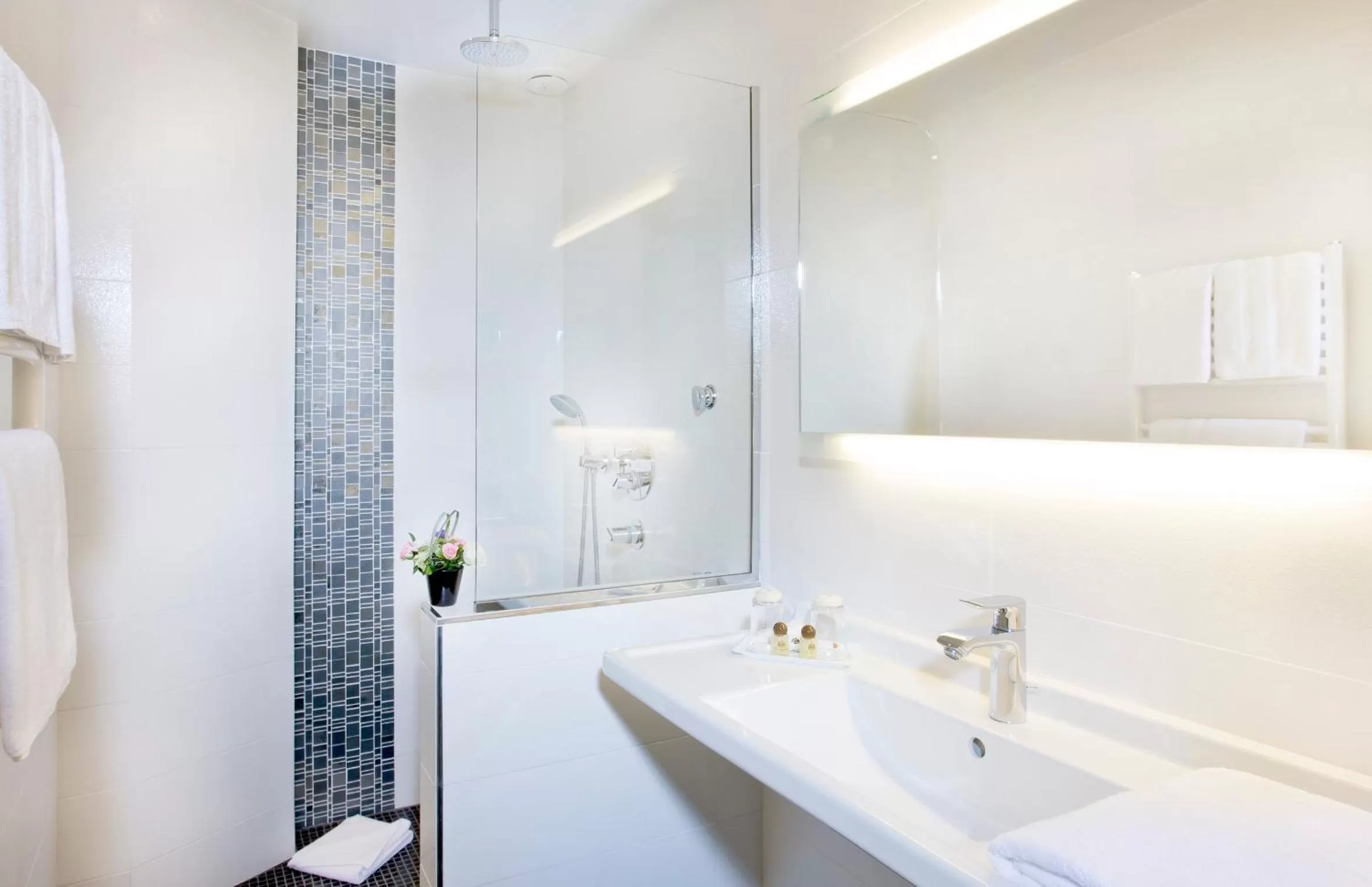 Shower in Hôtel Saint-Pétersbourg Opéra & Spa