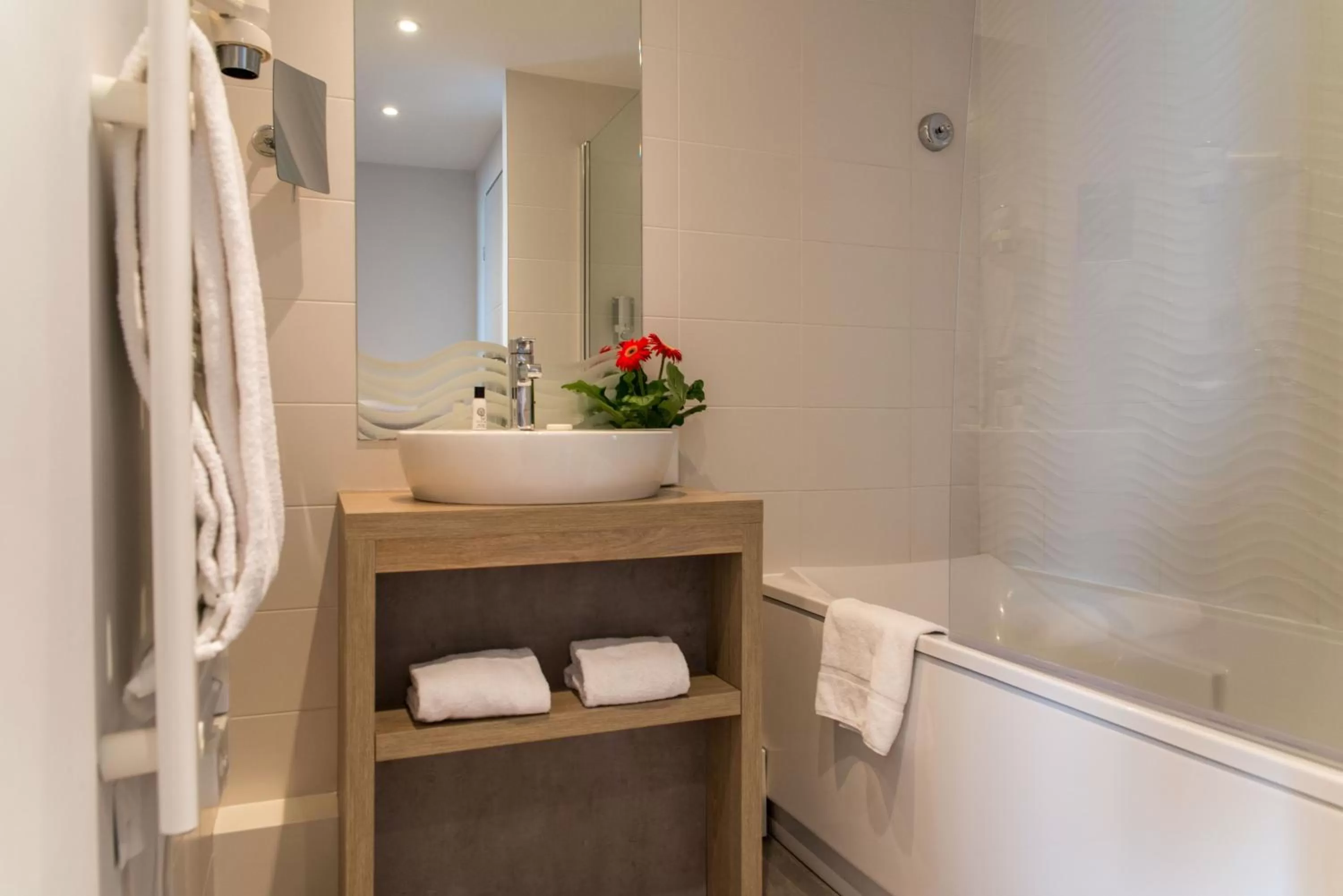 Bathroom in Best Western Les Aureliades Saint Nazaire
