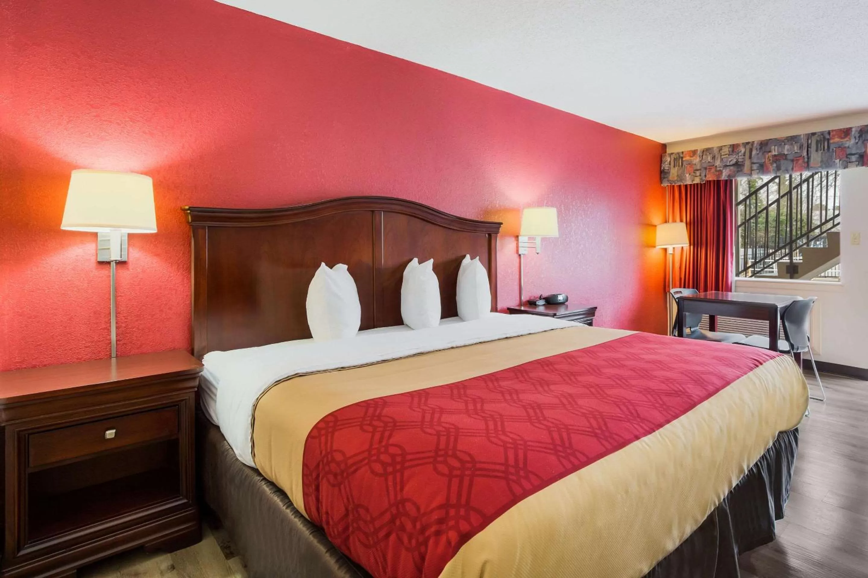 Photo of the whole room, Bed in Econo Lodge Williamsburg Historic Area
