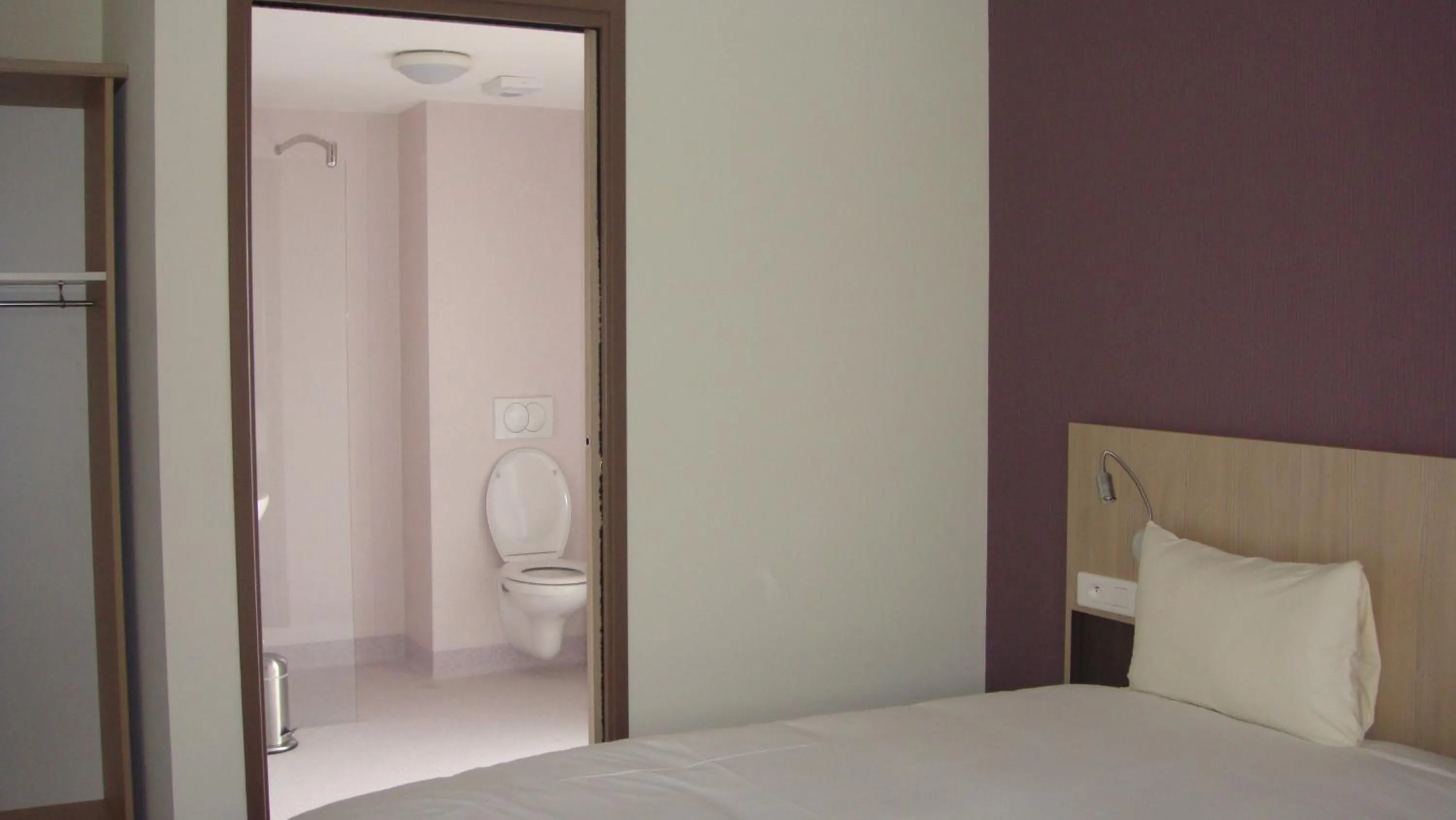 Bed in The Originals Access, Hôtel Cholet Gare