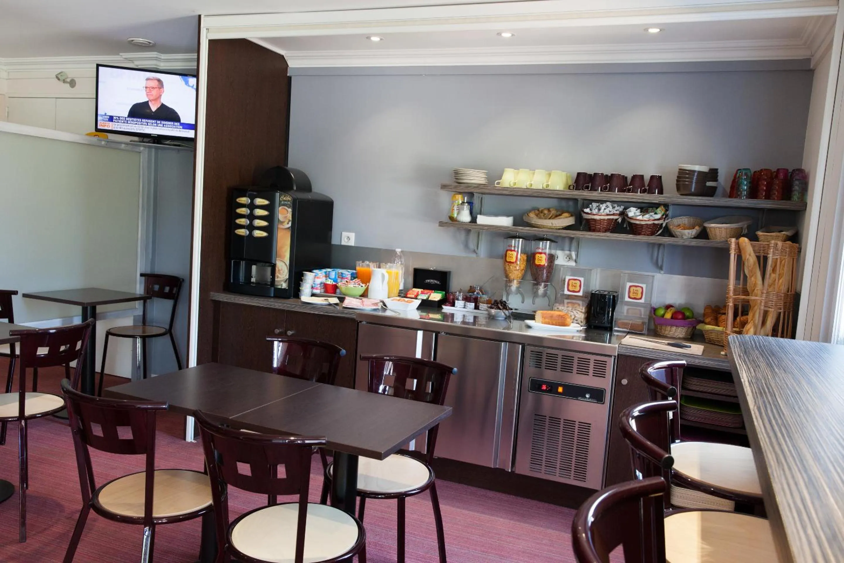 Continental breakfast in The Originals Access, Hôtel Bordeaux Lac