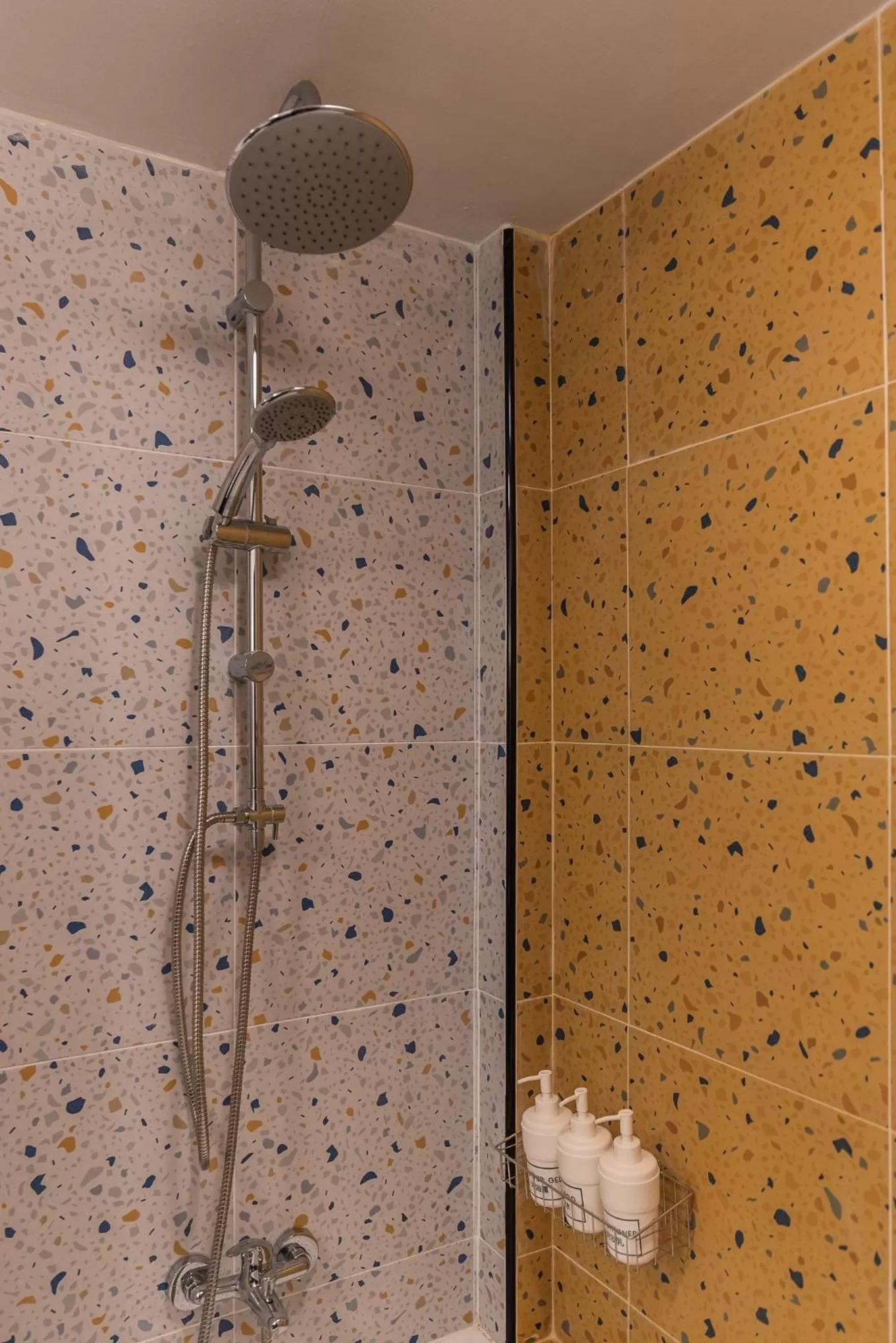 Shower in The Mellow Pillow Hotel @ Chiang Mai Gate