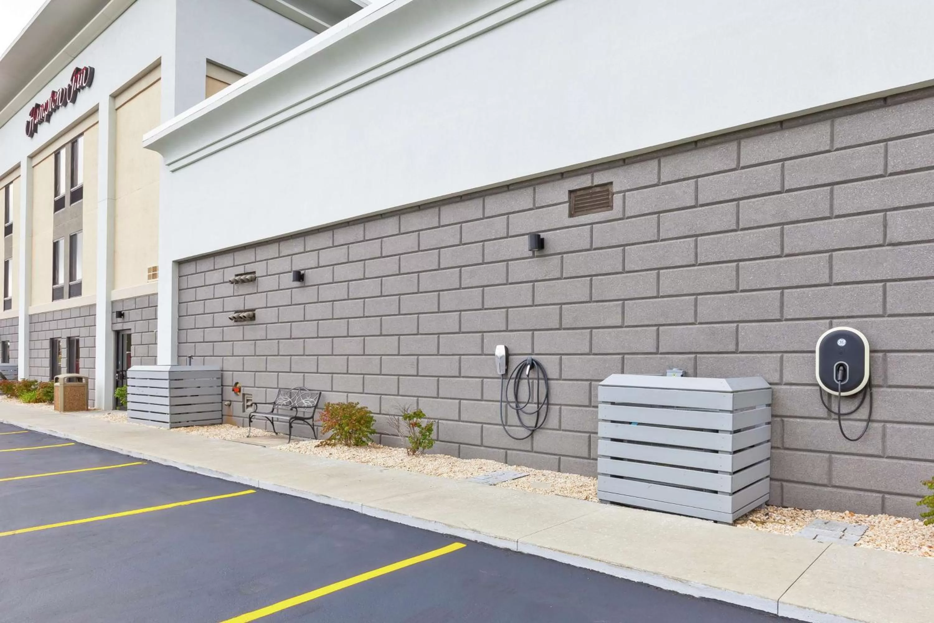 Property building in Hampton Inn Monroe