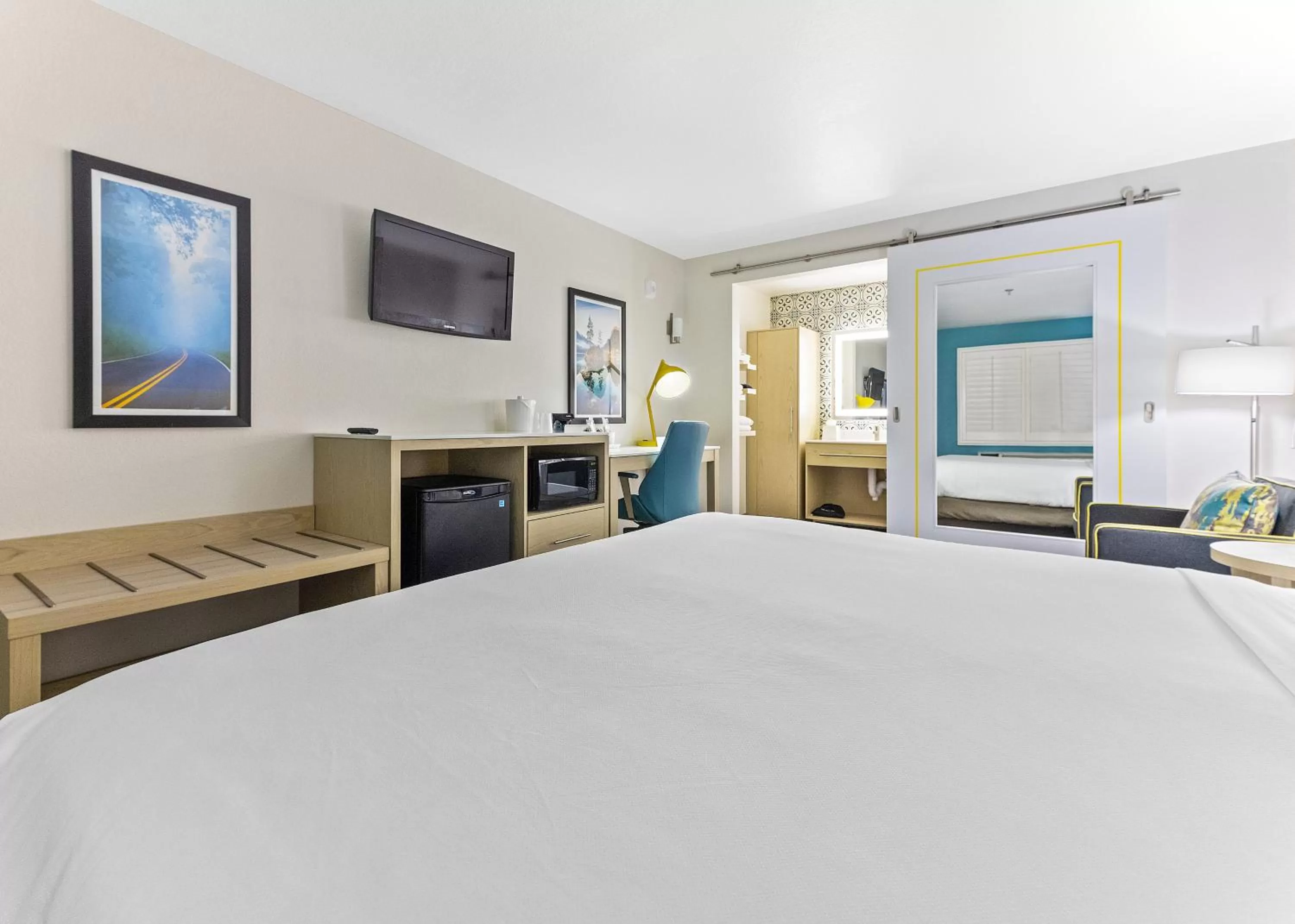 Photo of the whole room, Bed in Hillstone Inn Tulare, an Ascend Collection Hotel