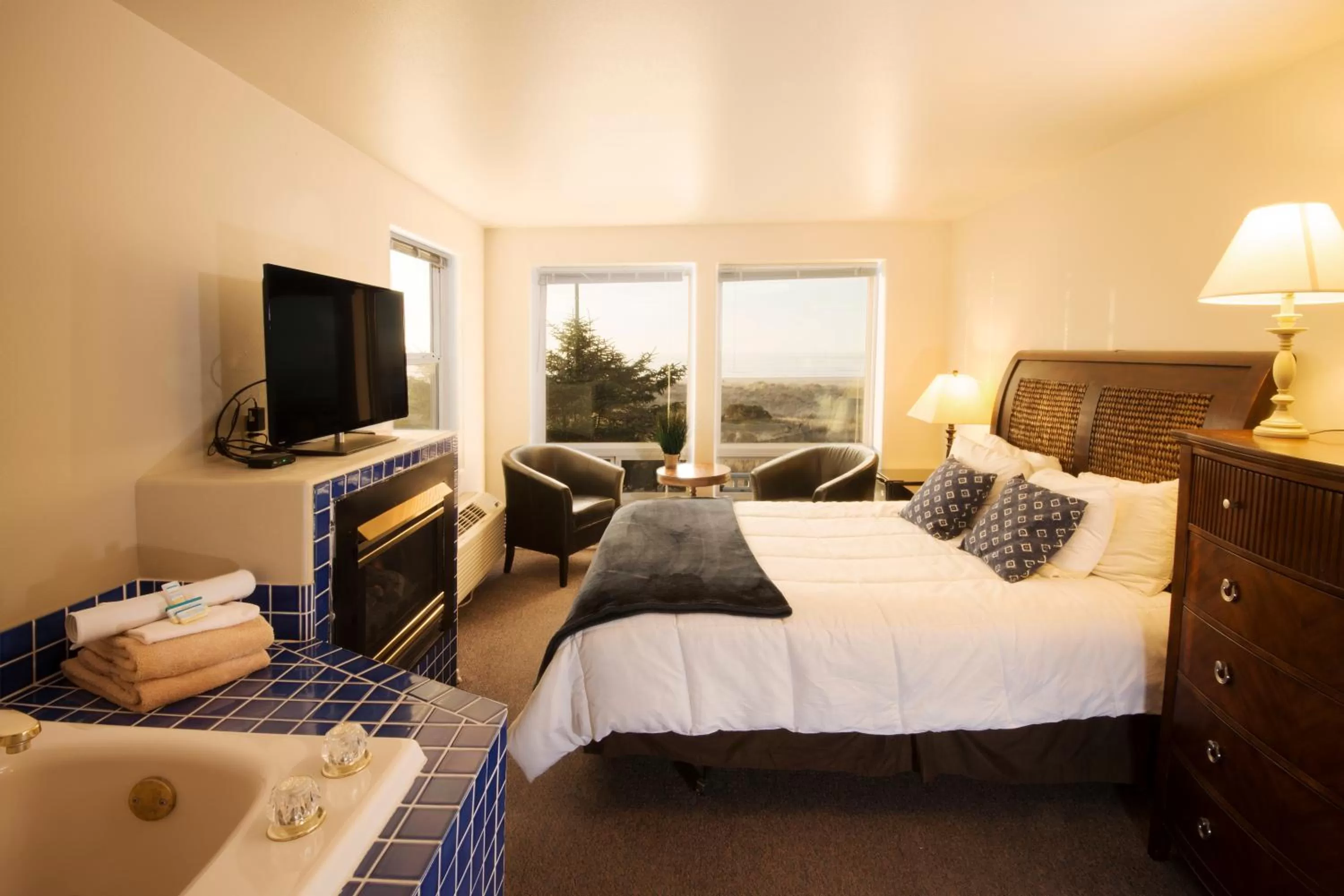 Queen Room with Ocean View Spa Bath- non pet friendly  in The Seaside Oceanfront Inn
