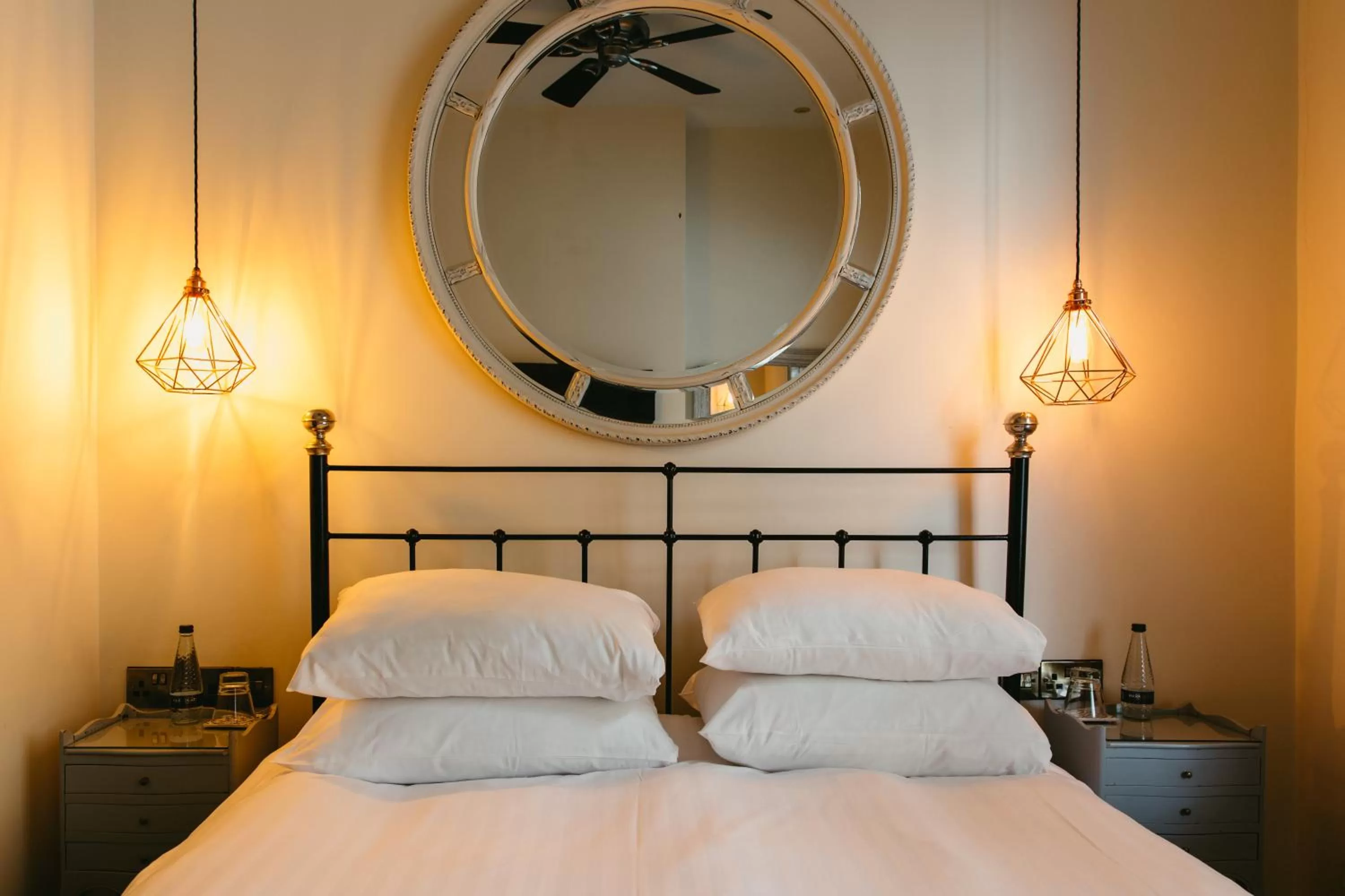 Bedroom, Bed in Crown Hotel