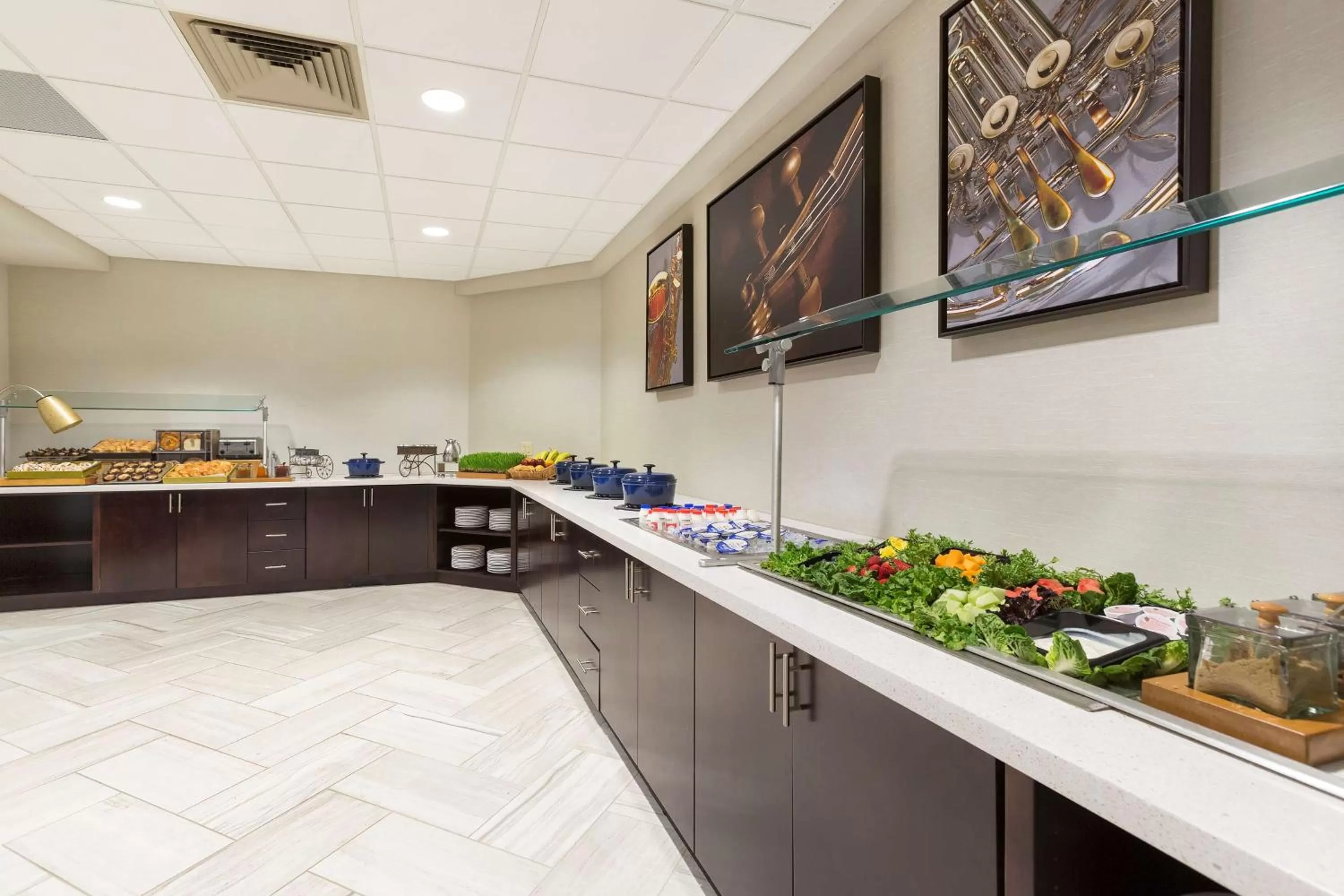 Food and drinks in DoubleTree Suites by Hilton Nashville Airport