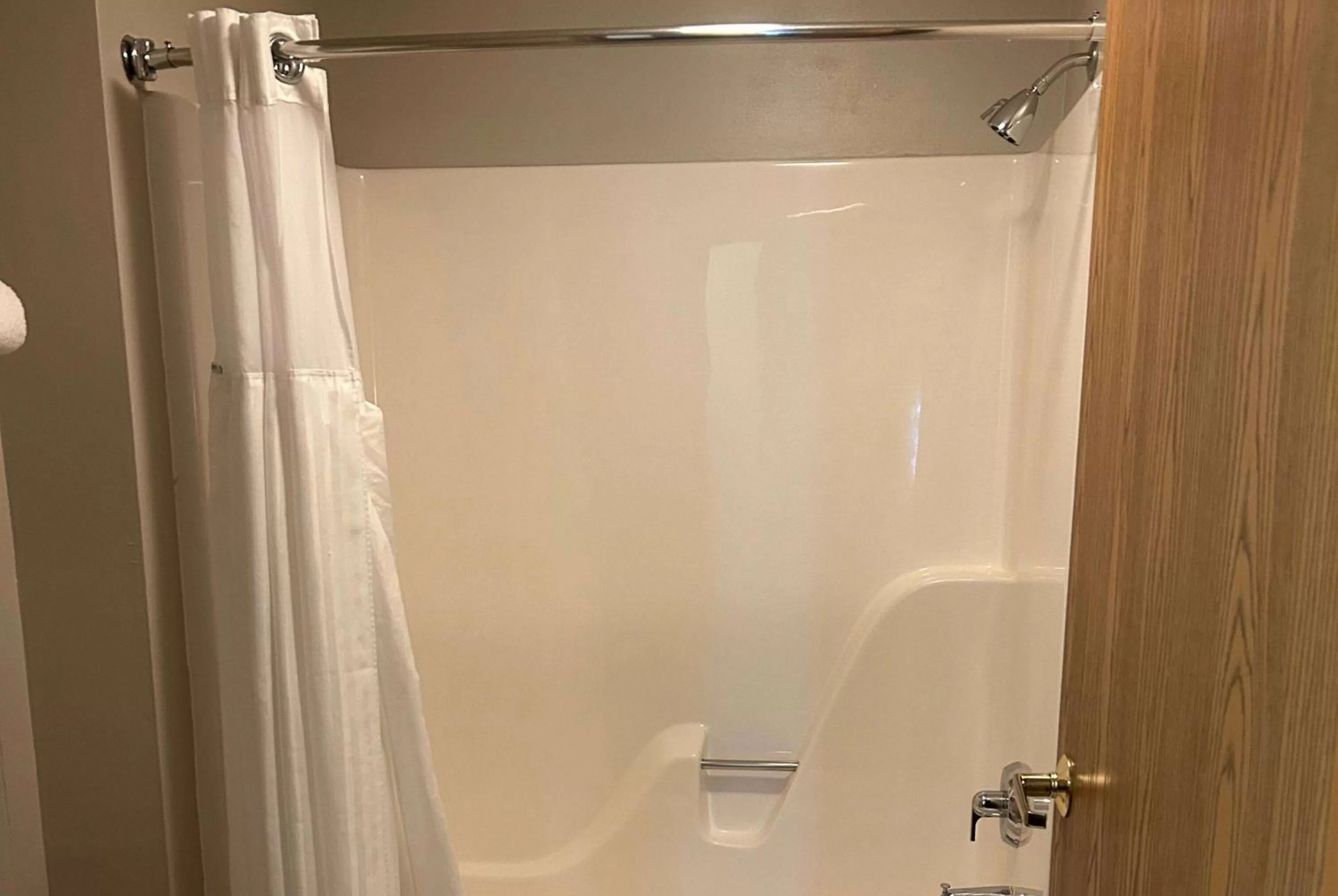 TV and multimedia in Wyndham Garden Madison Fitchburg