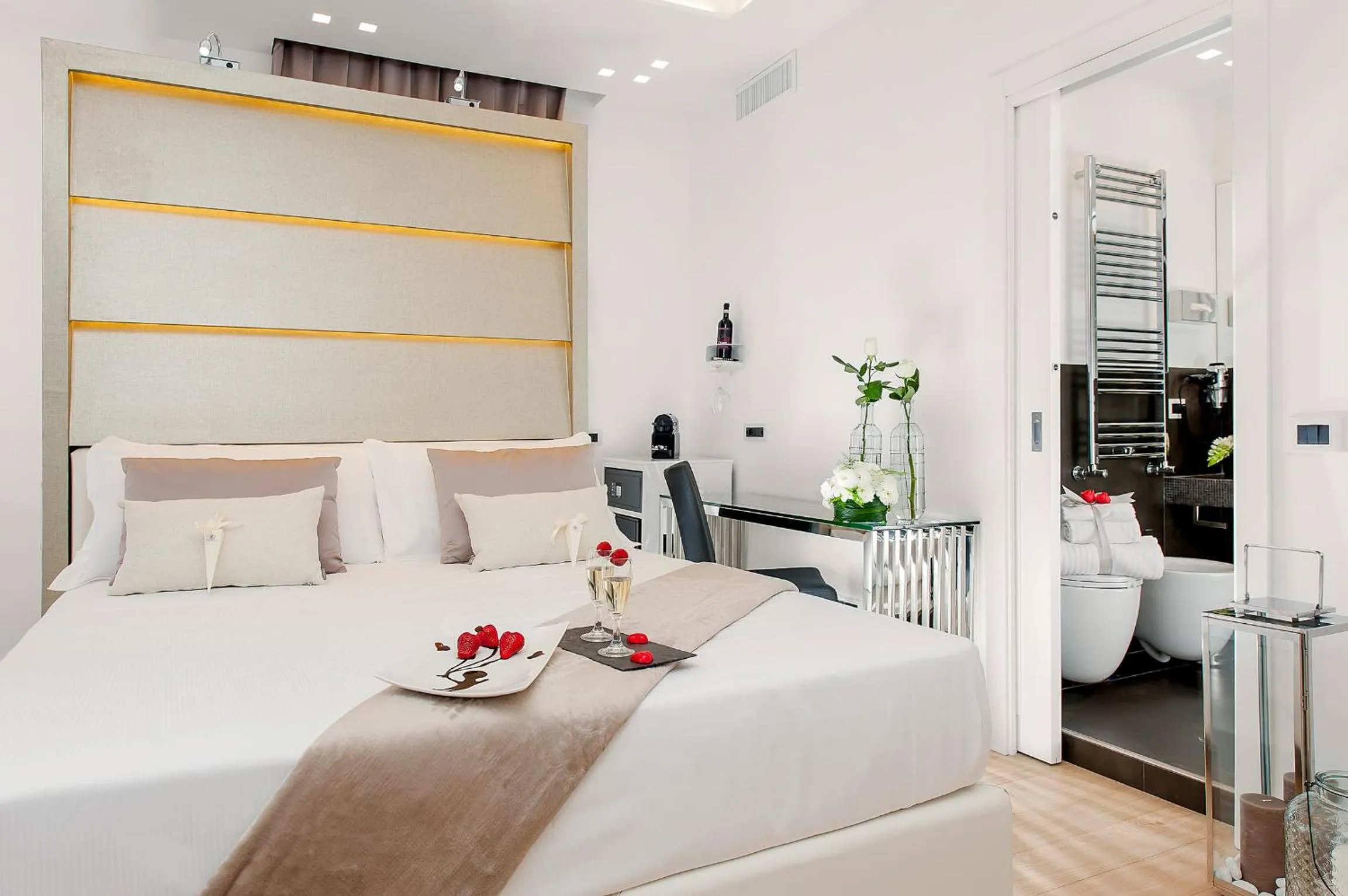 Photo of the whole room, Bed in Vatican Style