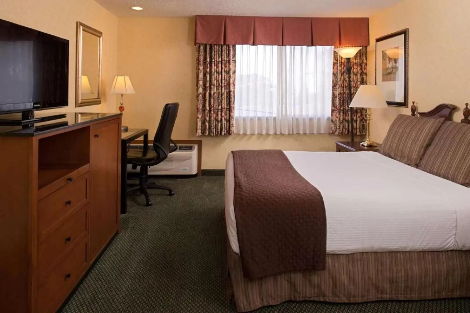 Bedroom, Bed in Red Lion Hotel Pasco Airport & Conference Center
