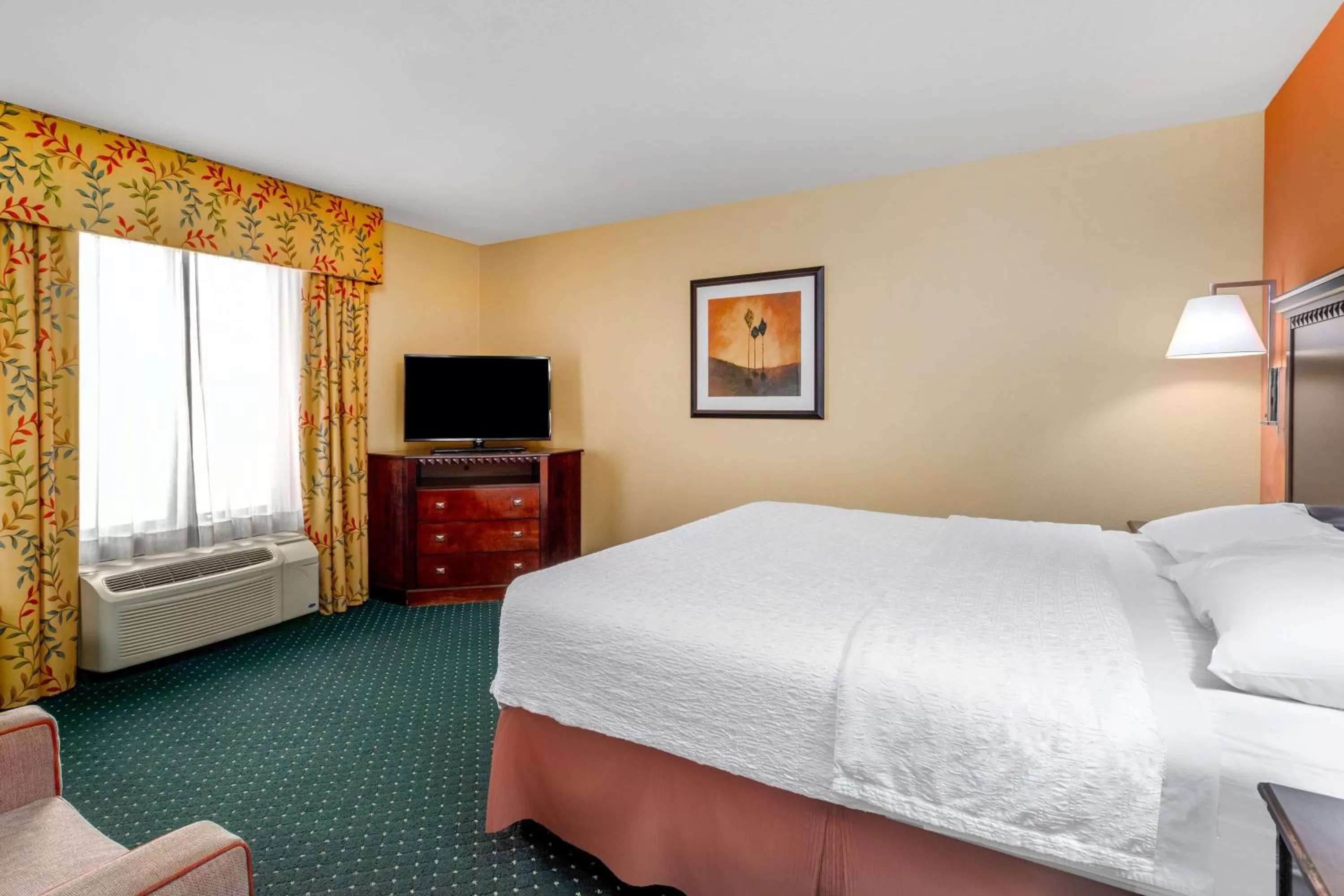 Bed in Hampton Inn & Suites Sacramento-Elk Grove Laguna I-5