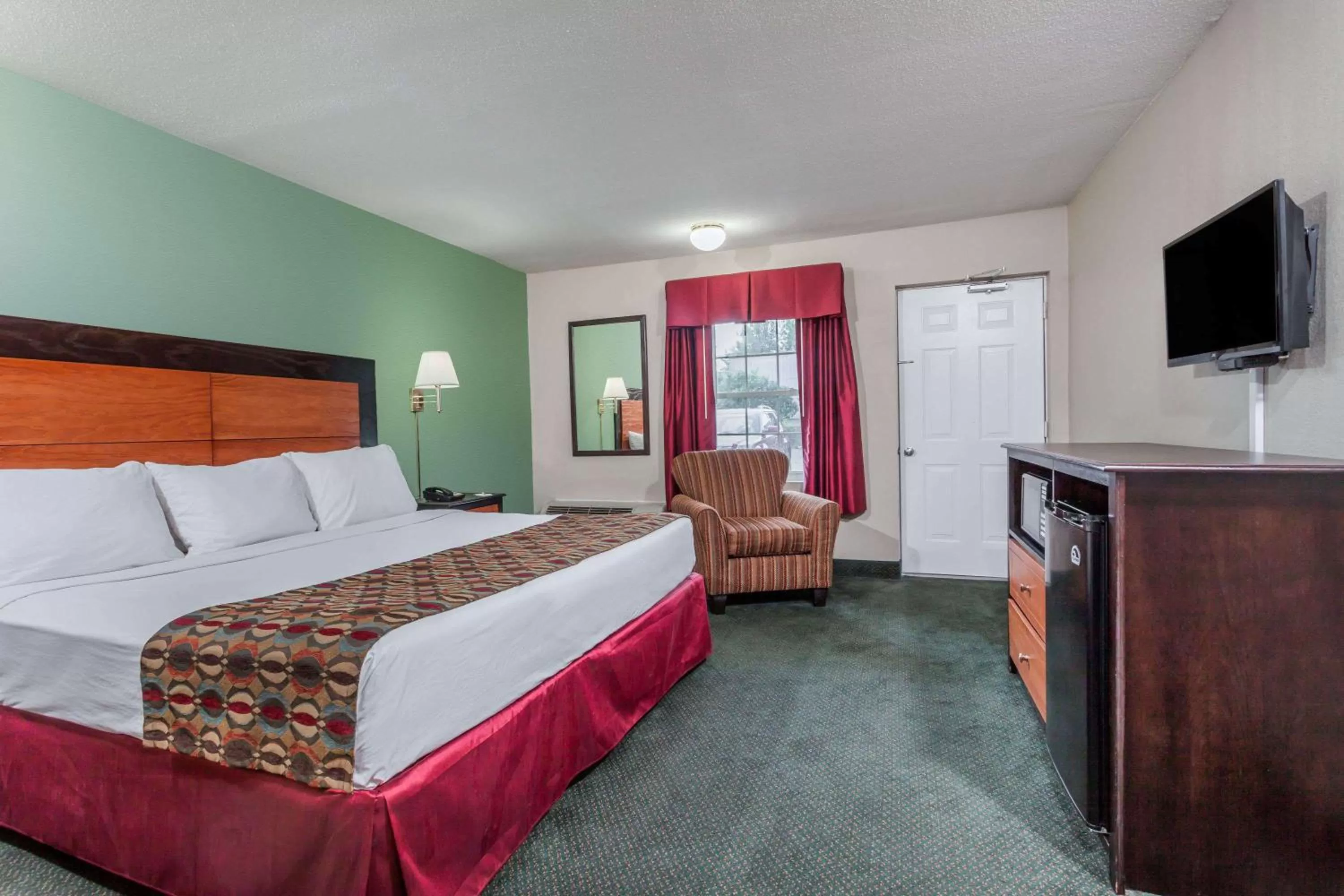 Photo of the whole room, Bed in Days Inn & Suites by Wyndham Lexington