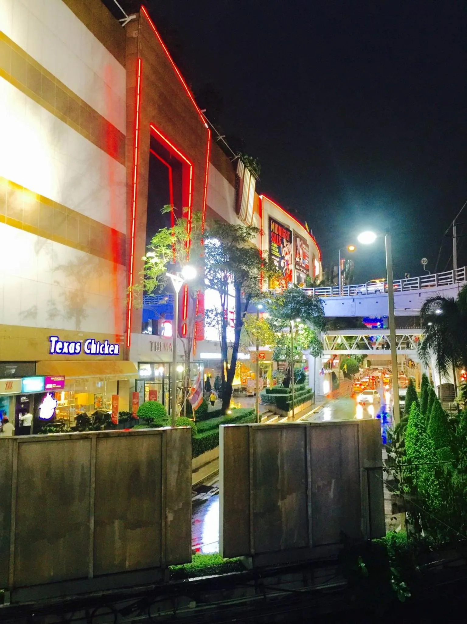 Shopping Area in Mall Suites Hotel