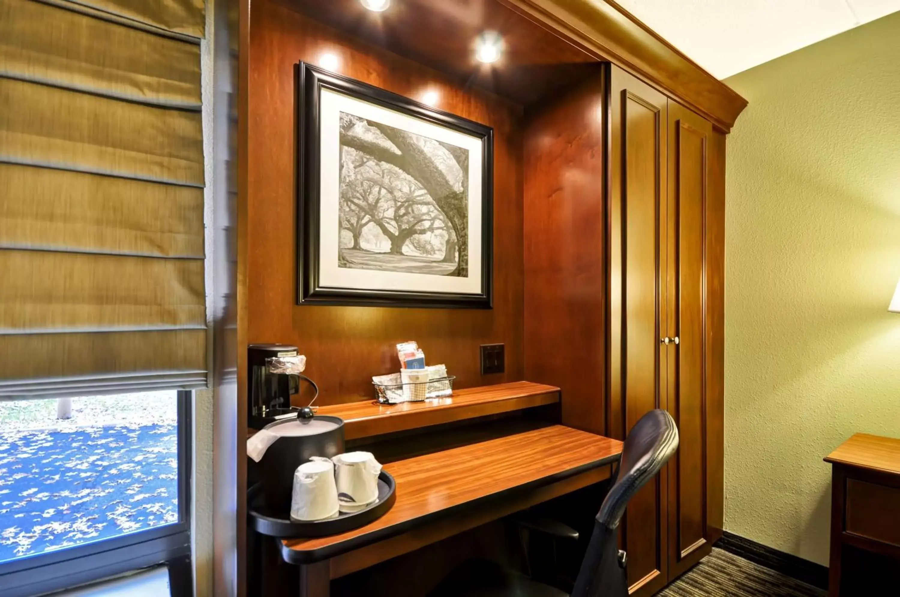 Queen Room with Bath Tub - Disability Access/Non-Smoking in Hampton Inn Cleveland-Westlake Queen Room with Bath Tub - Disability Access/Non-Smoking in Hampton Inn Cleveland-Westlake