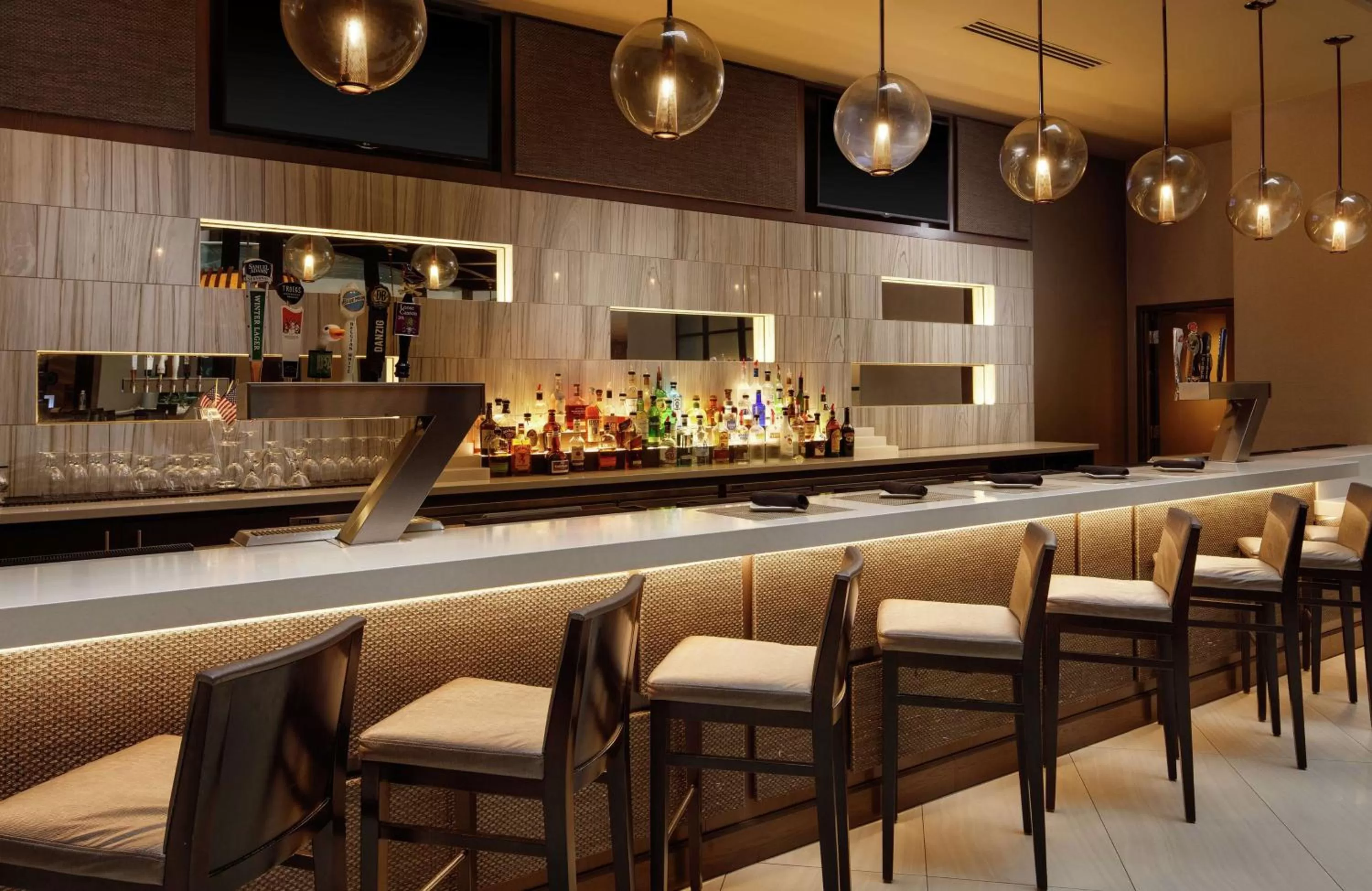 Lounge or bar in Embassy Suites by Hilton Crystal City National Airport