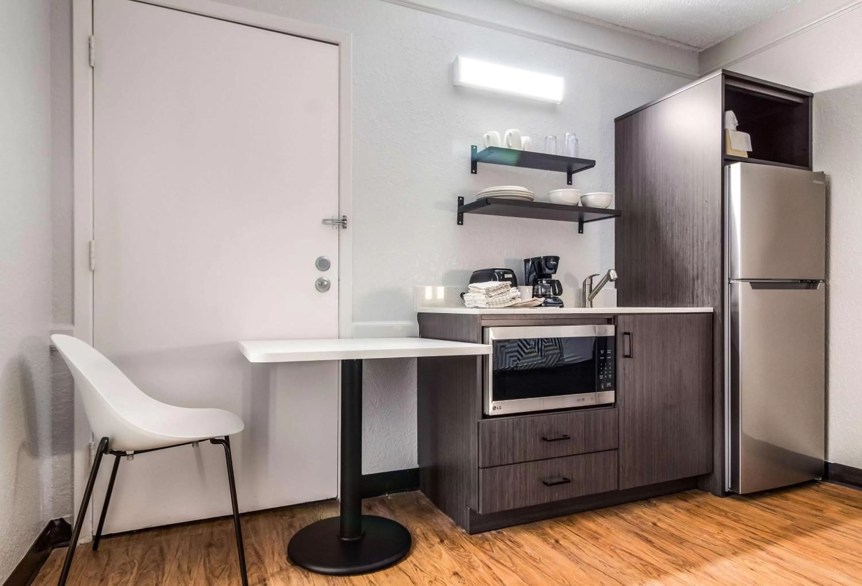 Photo of the whole room in Studio 6 Baytown, Tx - Garth Road