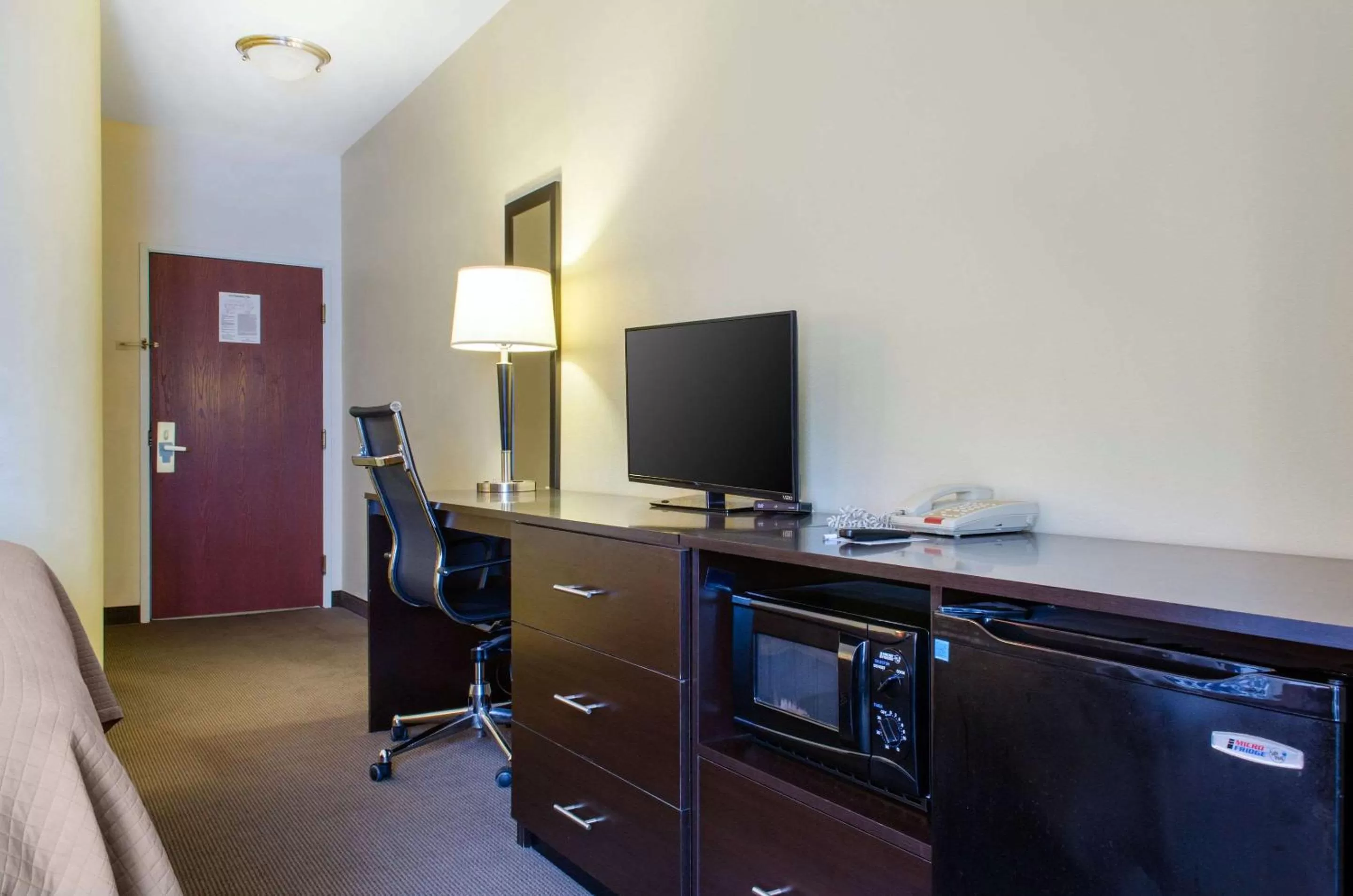 Photo of the whole room, TV/Entertainment Center in Sleep Inn & Suites East Chase