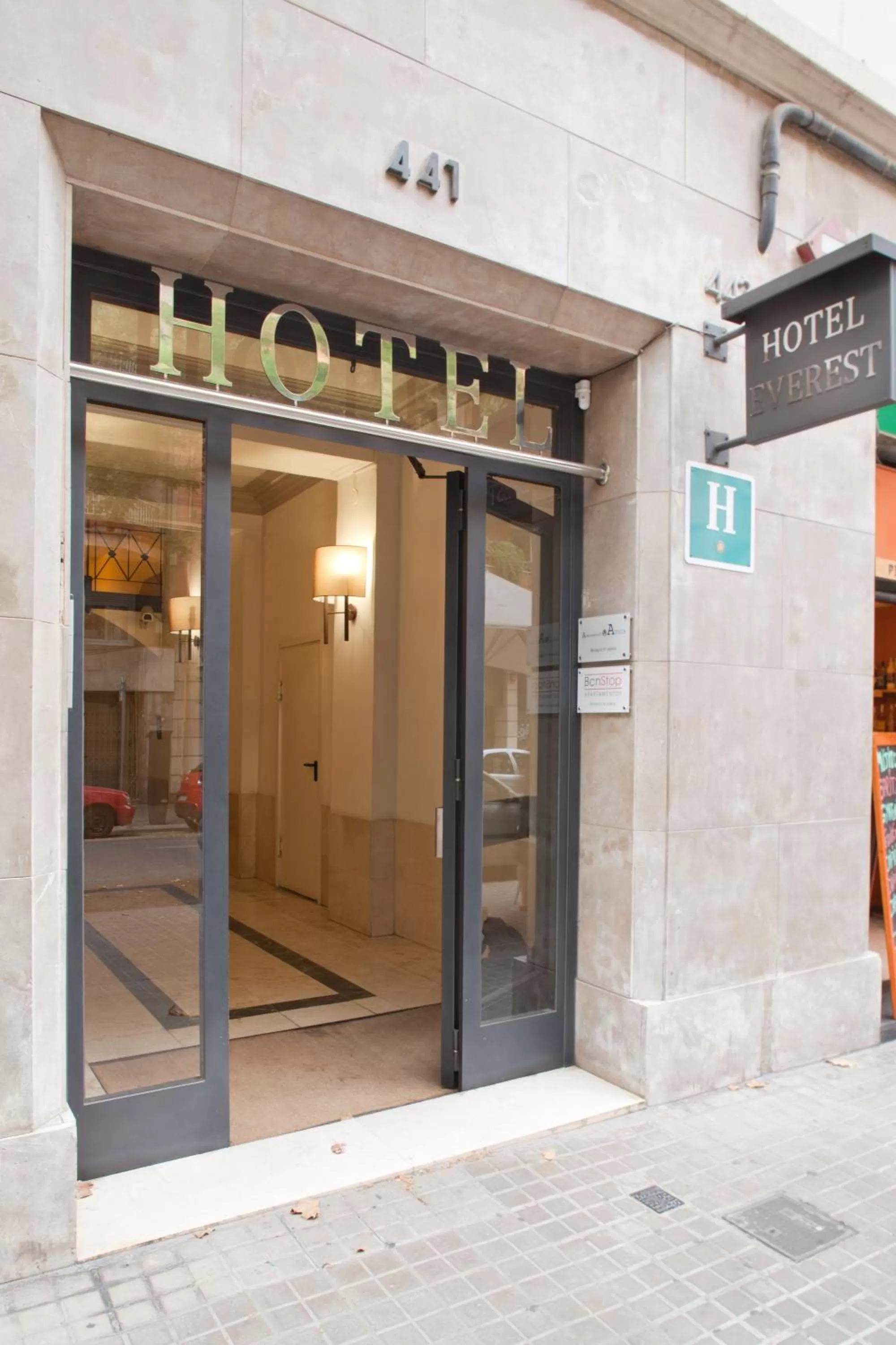 Facade/entrance in Hotel Everest