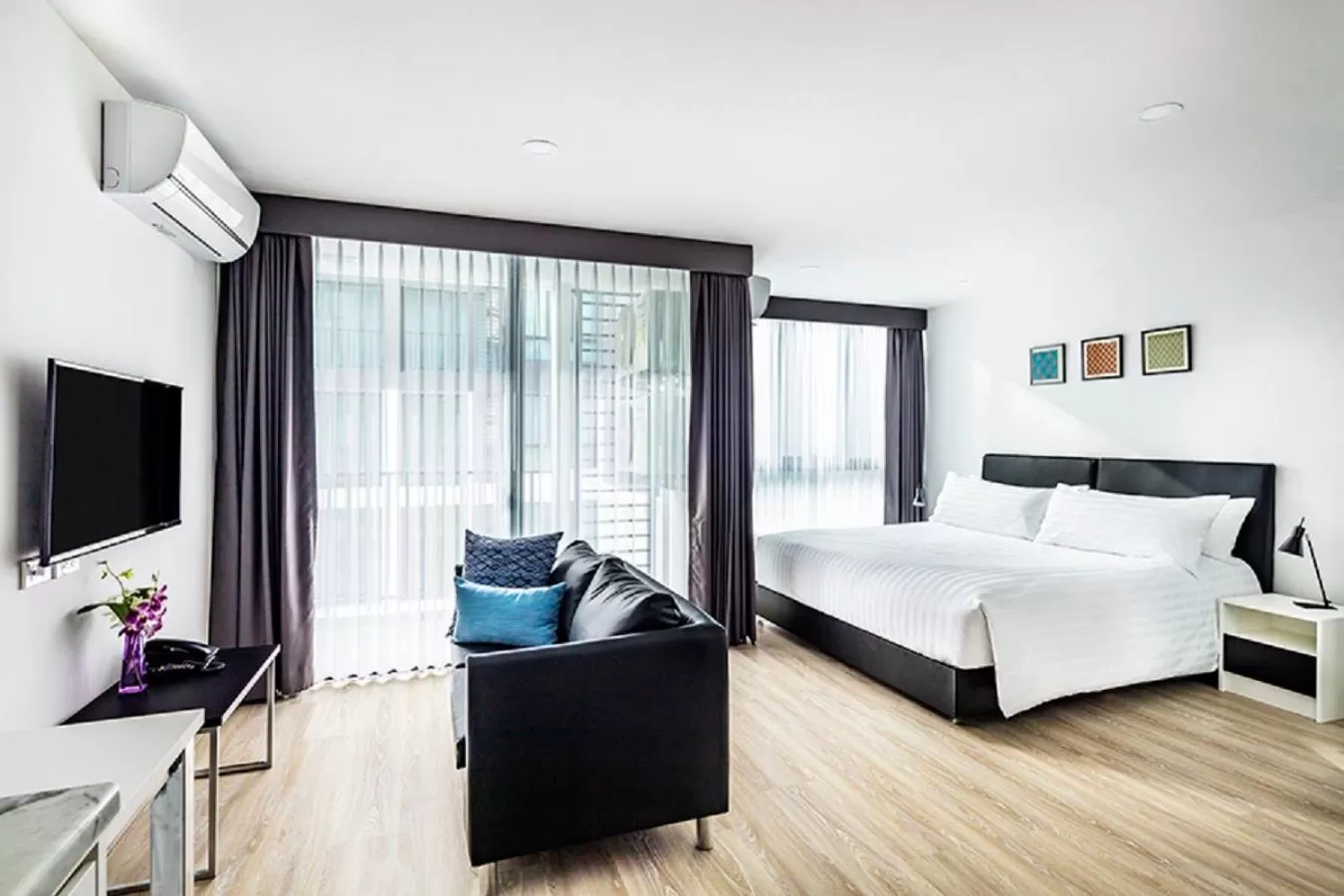 Communal lounge/ TV room, Bed in The Rizin