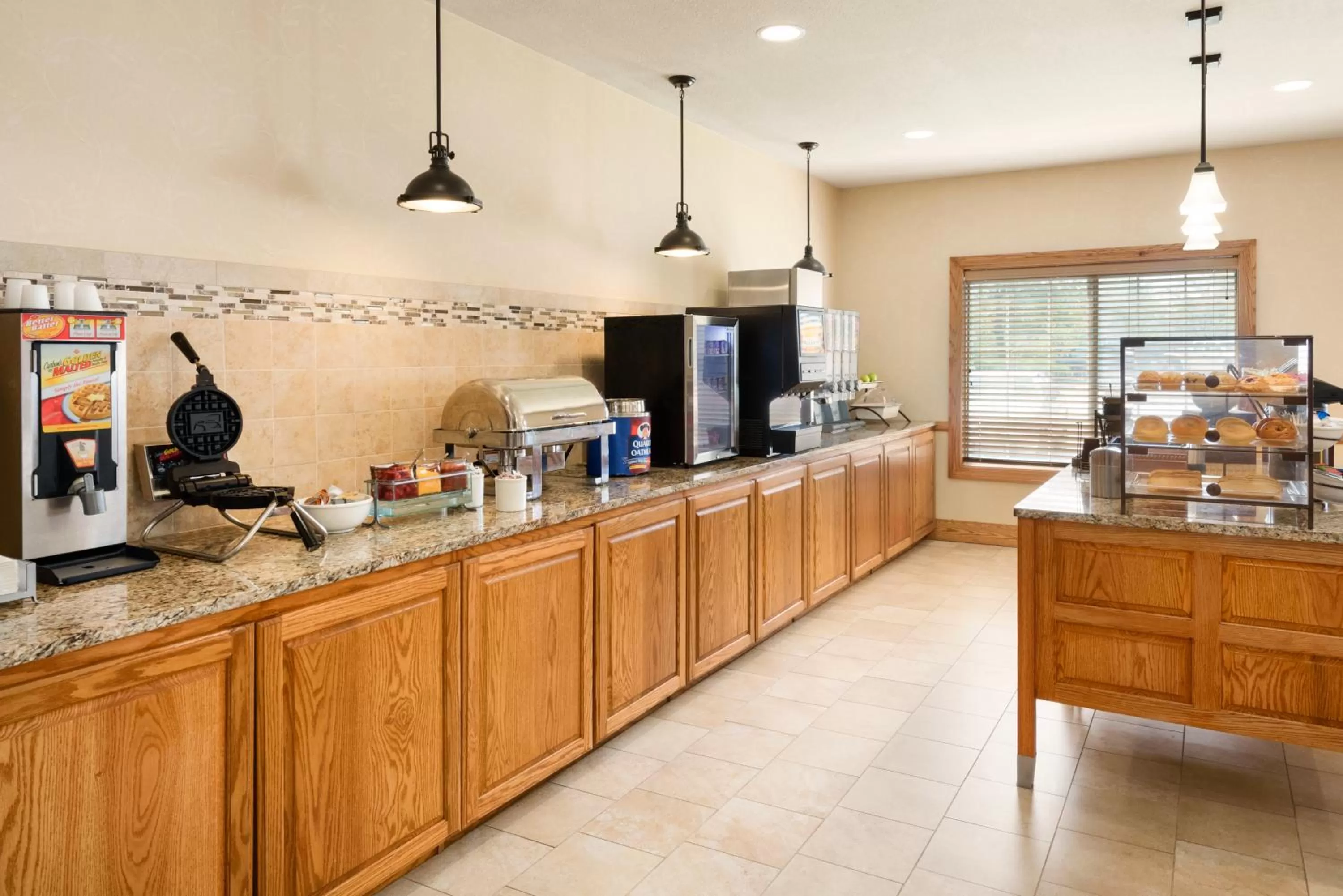 Buffet breakfast in Country Inn & Suites by Radisson, Davenport - Quad Cities