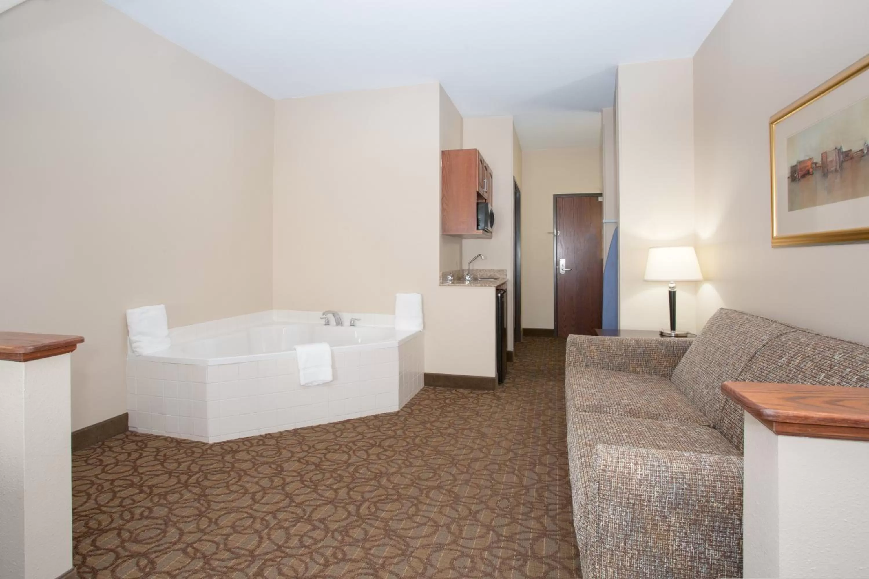 Photo of the whole room, Bed in Holiday Inn Express Hotel & Suites Concordia US 81 by IHG
