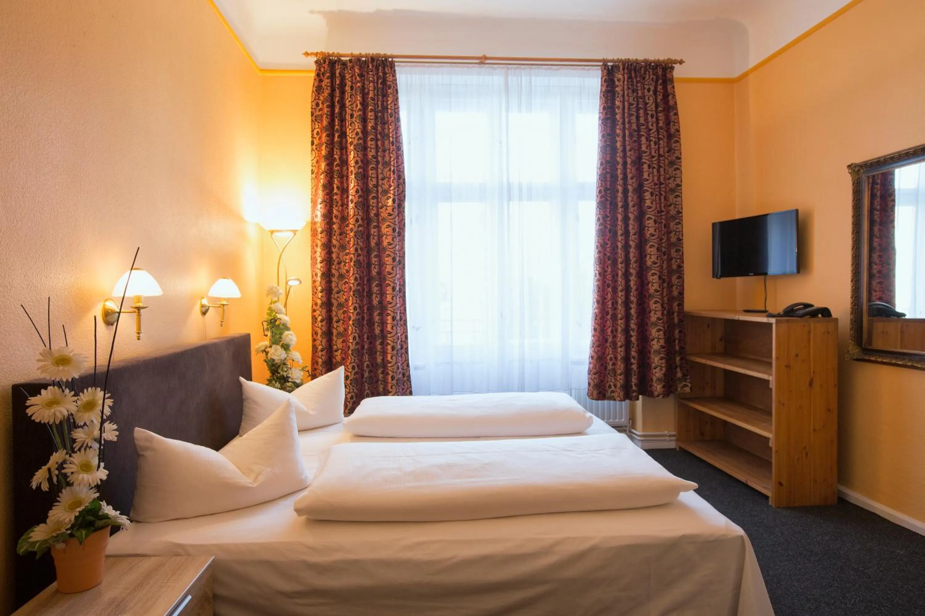 Bedroom, Bed in Hotel am Hermannplatz